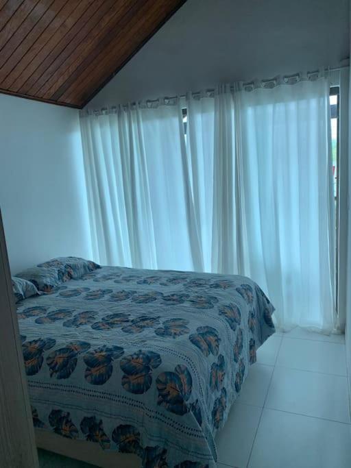 Excelente casa equipada em condomínio em Gravatá