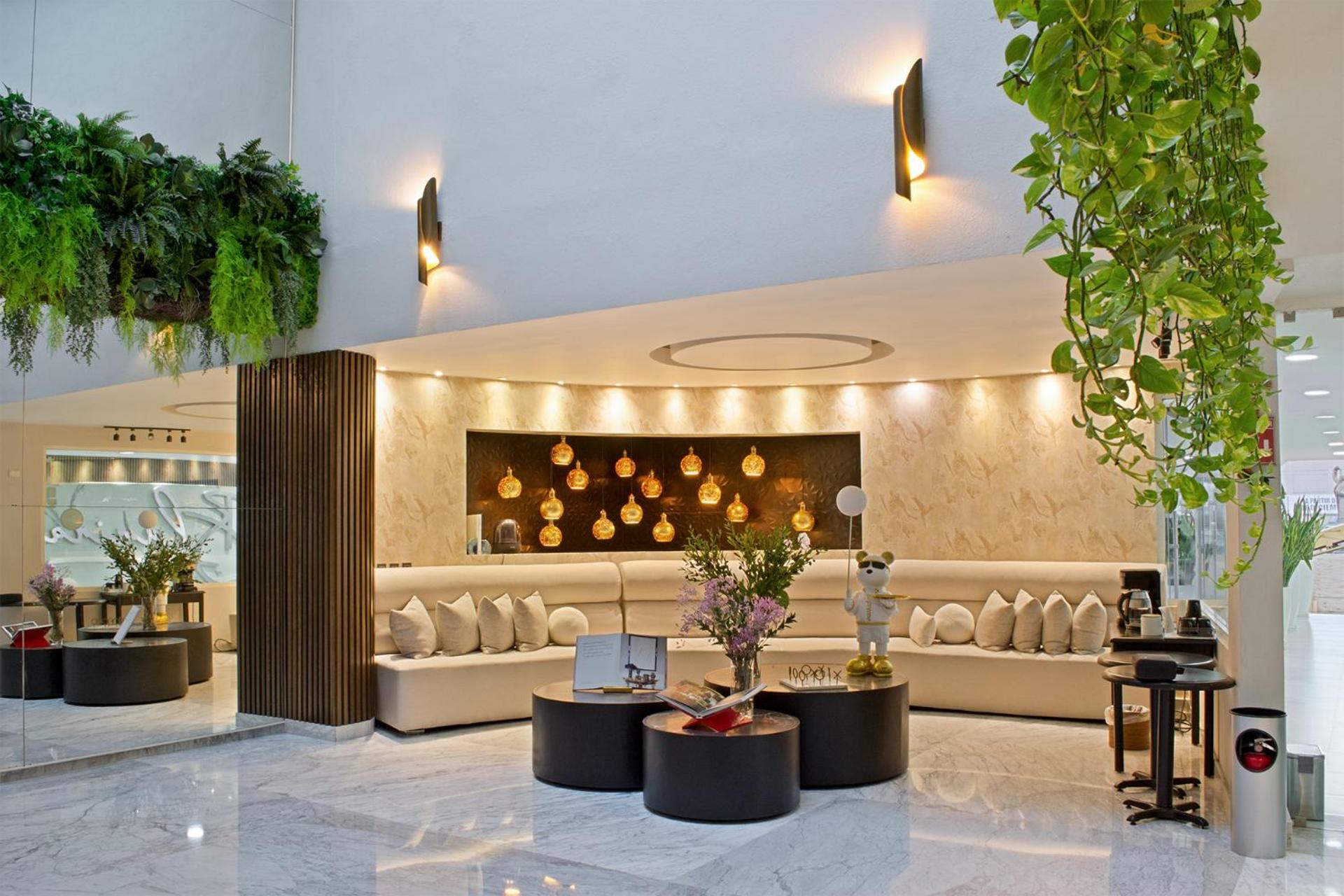 Lobby & Reception