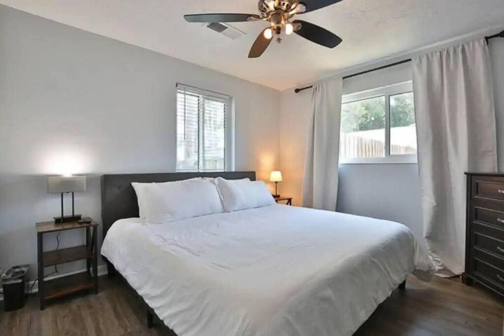 Fenced in With Jacuzzi Close to Siesta Key Bridge! view 2