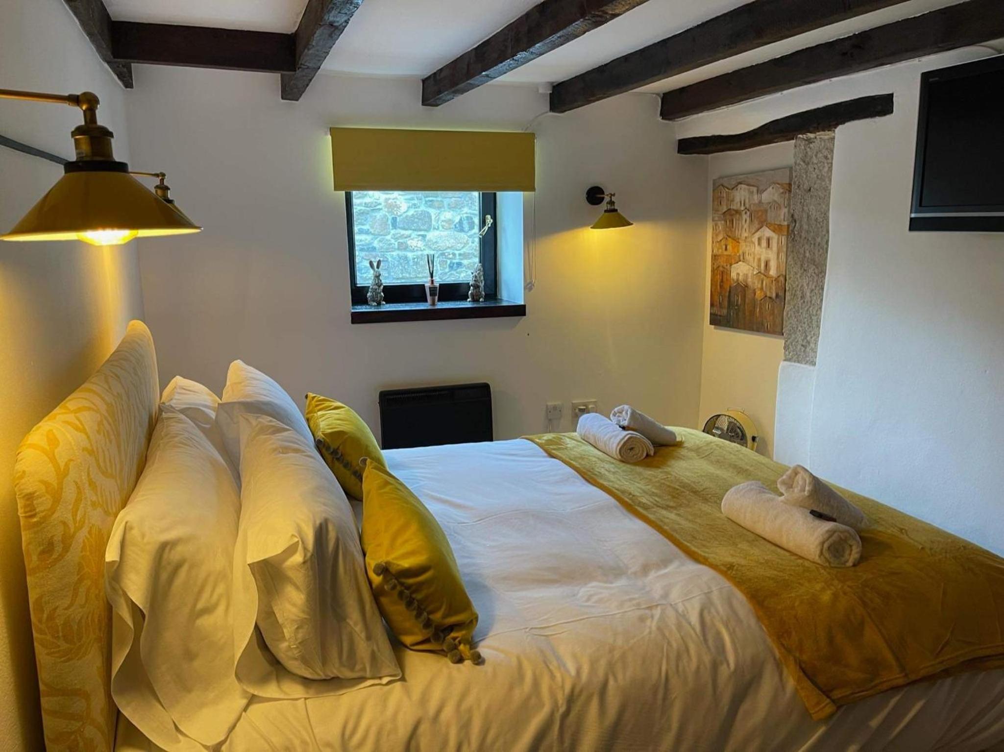 Stunning 4 Bed Pet Friendly Cottage with Hot Tub
