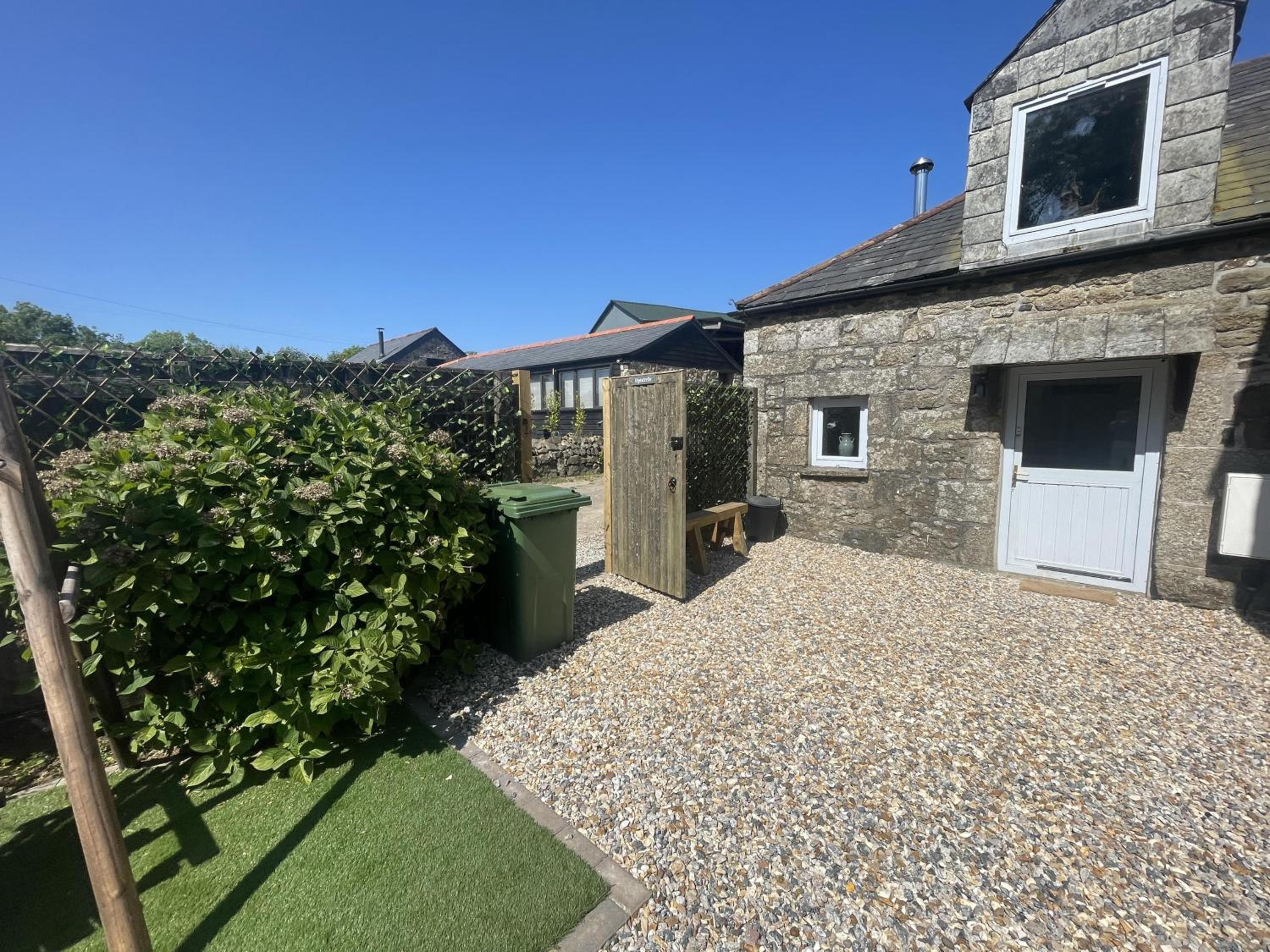 Stunning 4 Bed Pet Friendly Cottage with Hot Tub