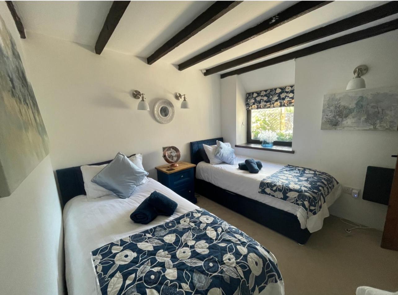 Stunning 4 Bed Pet Friendly Cottage with Hot Tub