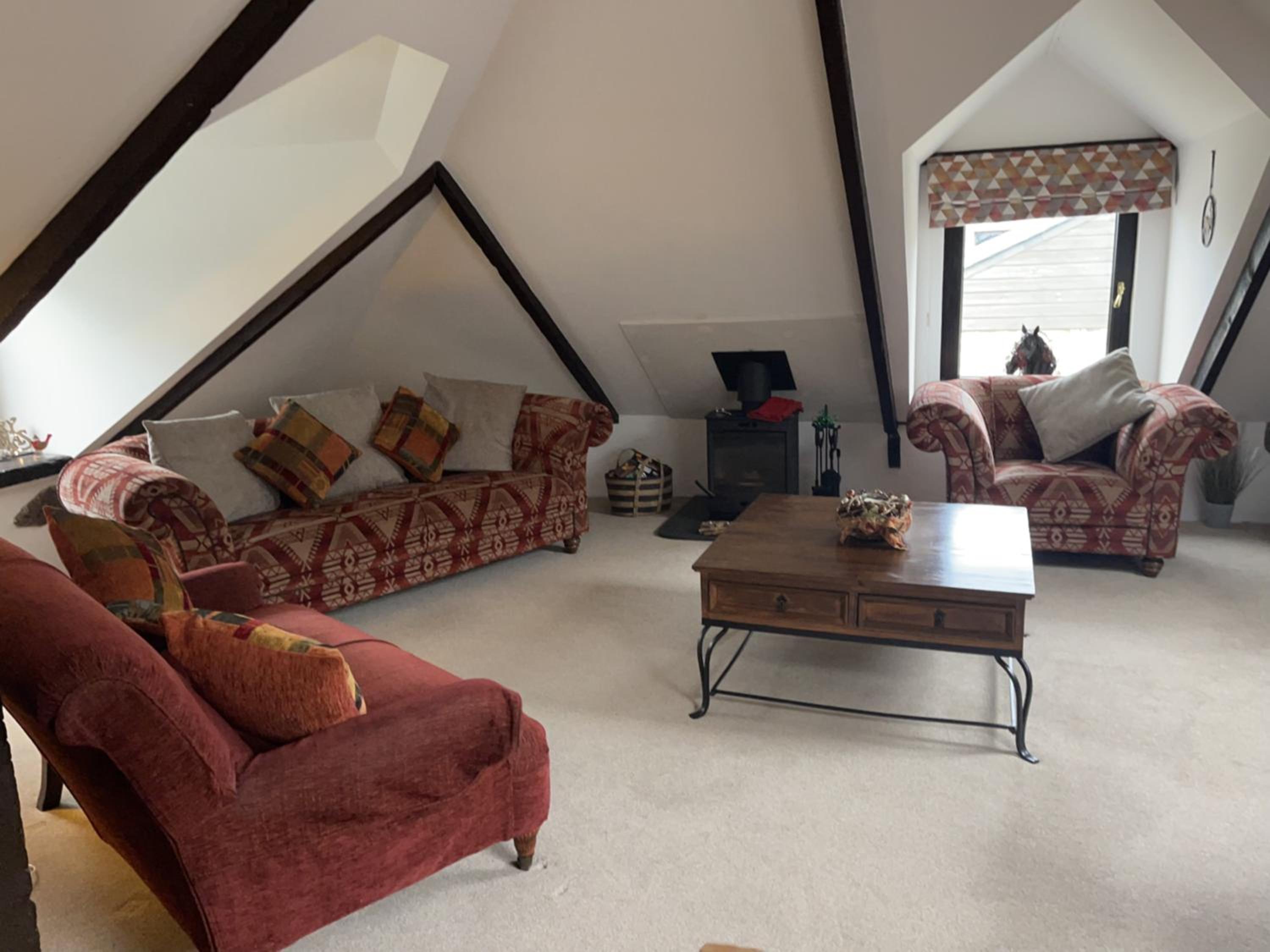 Stunning 4 Bed Pet Friendly Cottage with Hot Tub
