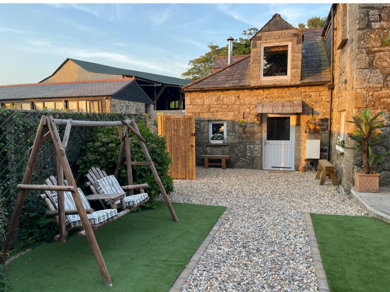 Stunning 4 Bed Pet Friendly Cottage with Hot Tub
