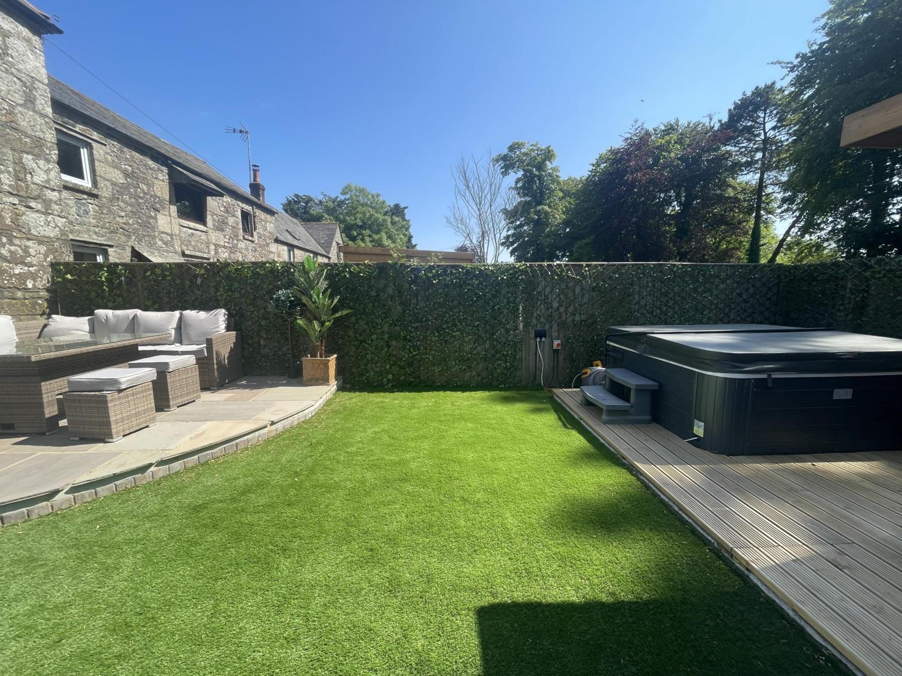 Stunning 4 Bed Pet Friendly Cottage with Hot Tub
