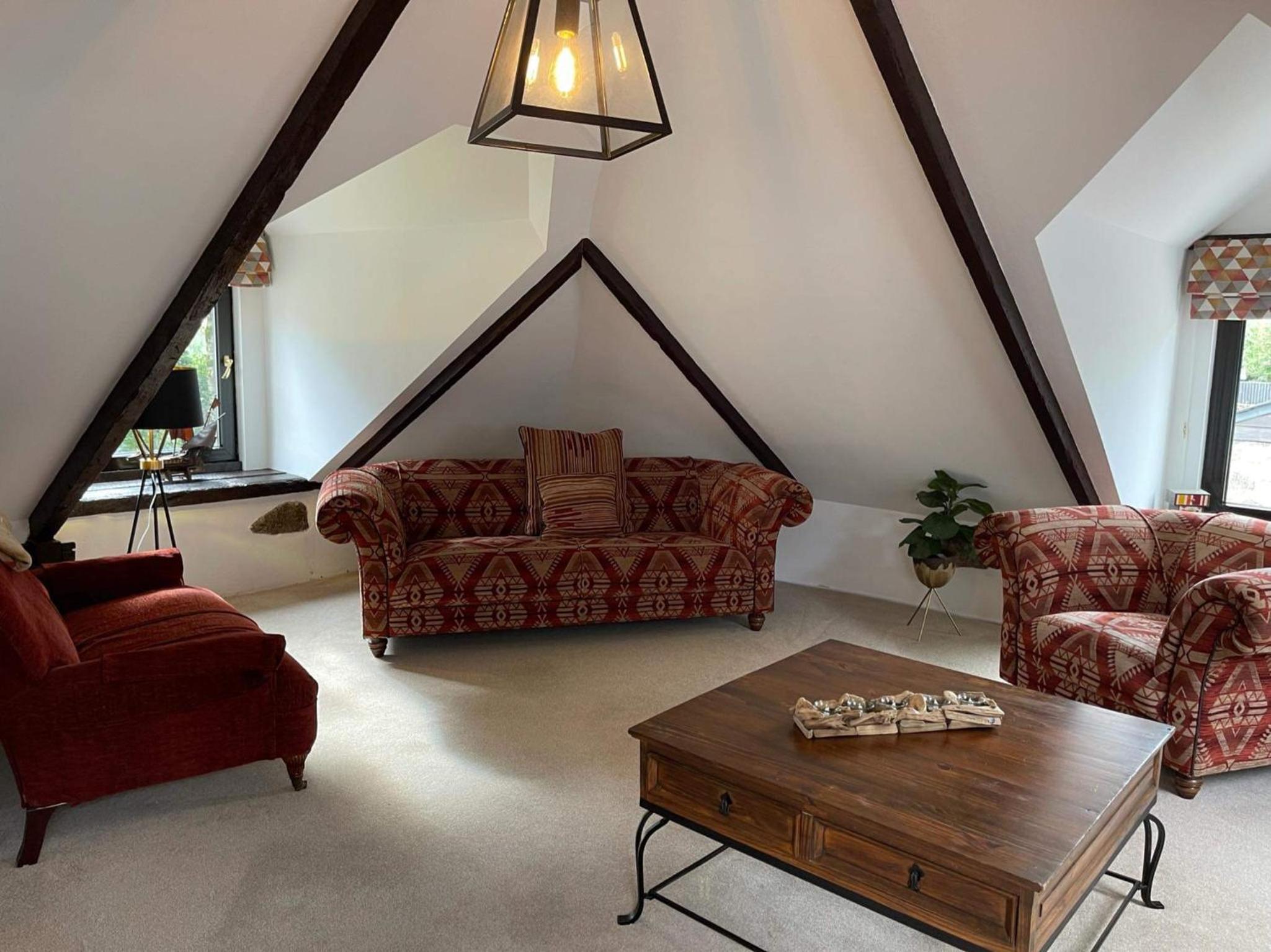 Stunning 4 Bed Pet Friendly Cottage with Hot Tub
