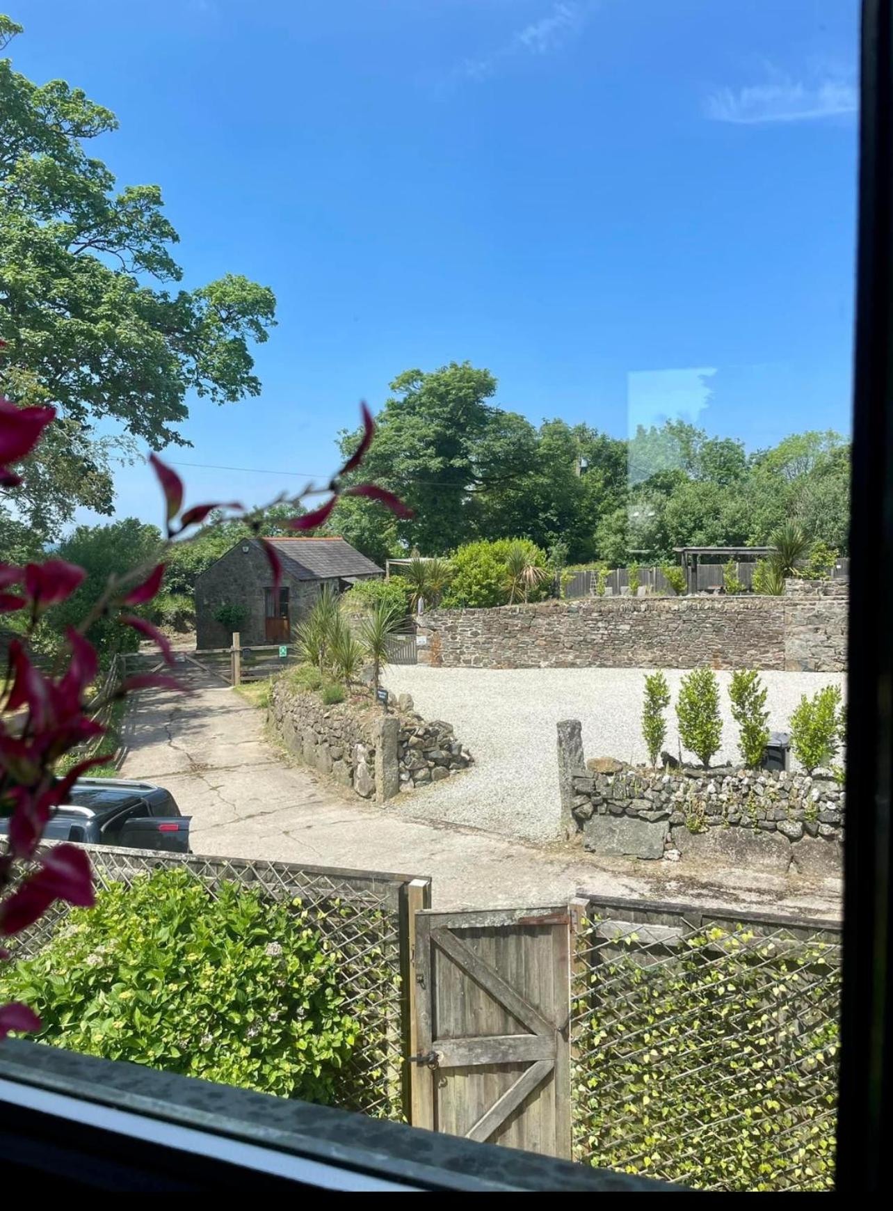 Stunning 4 Bed Pet Friendly Cottage with Hot Tub