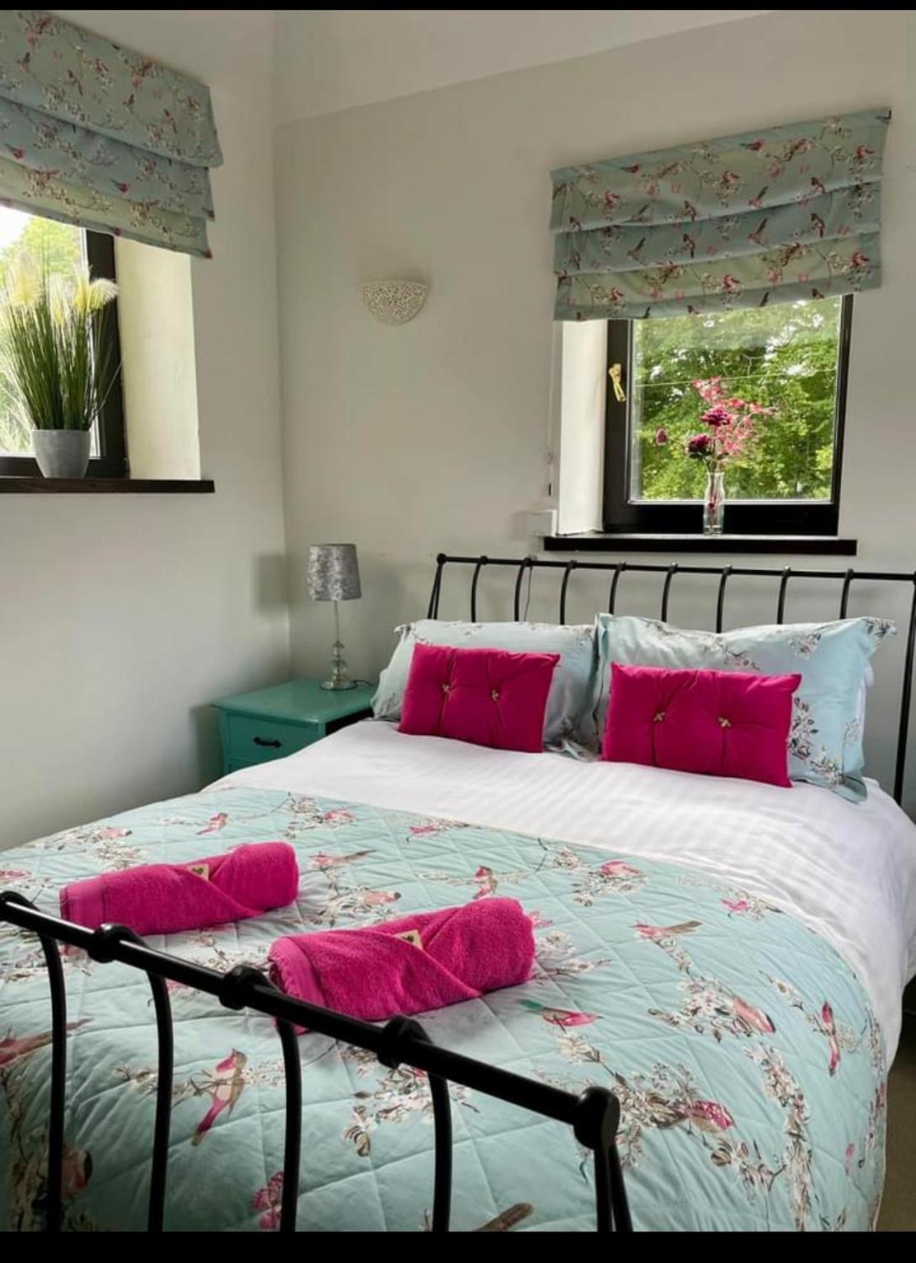 Stunning 4 Bed Pet Friendly Cottage with Hot Tub