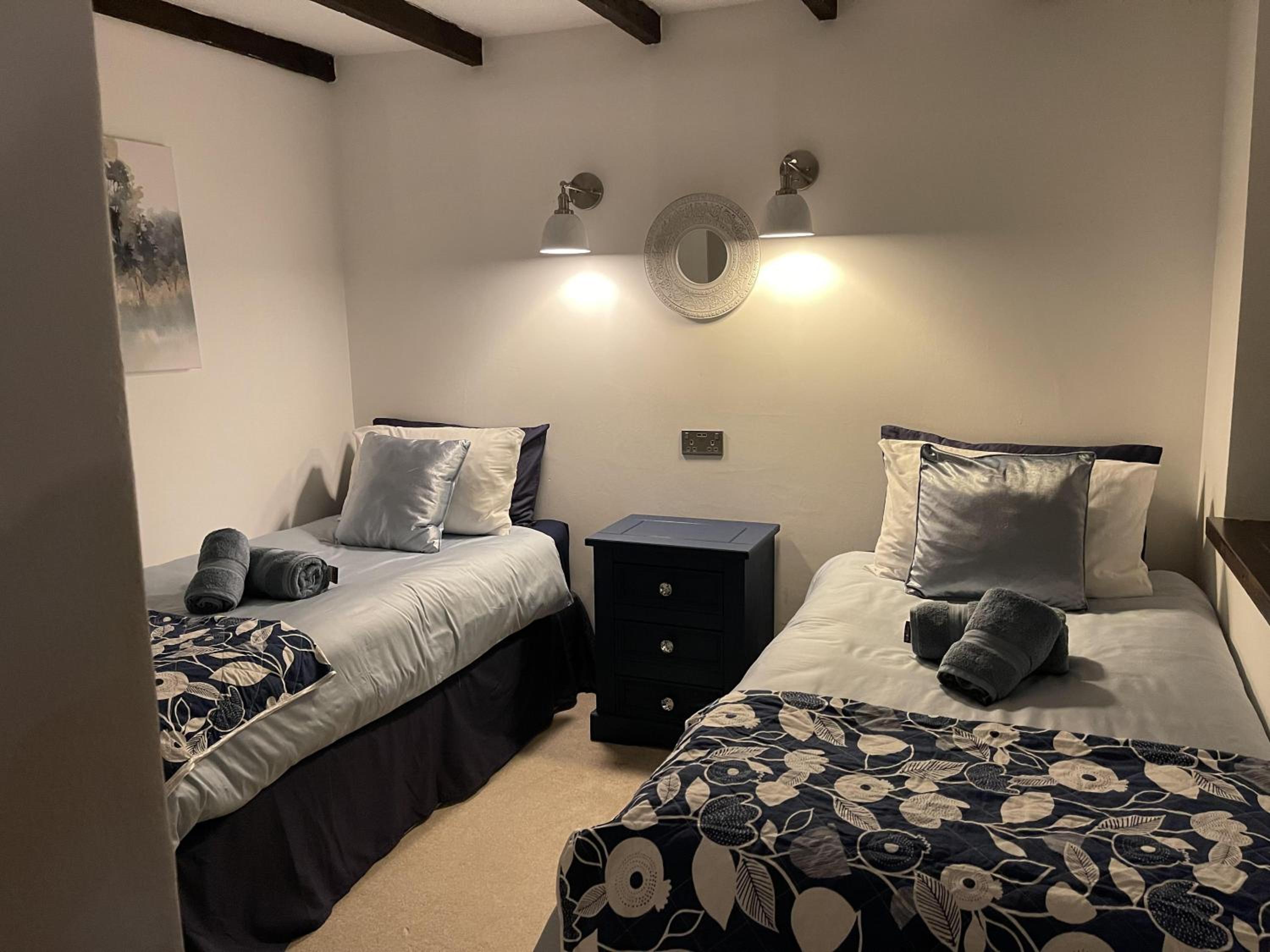 Stunning 4 Bed Pet Friendly Cottage with Hot Tub