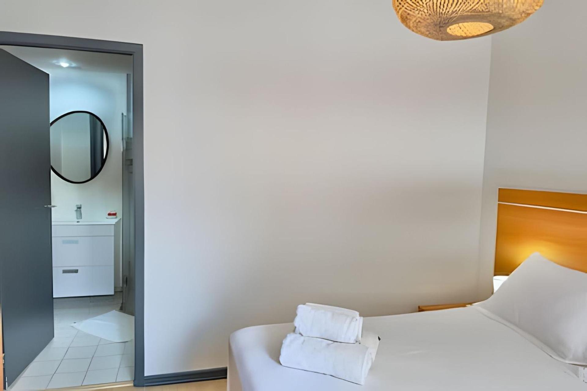 HR.165 - One-suite apartment for rent in Copacabana, with a pool and sea views on the terrace