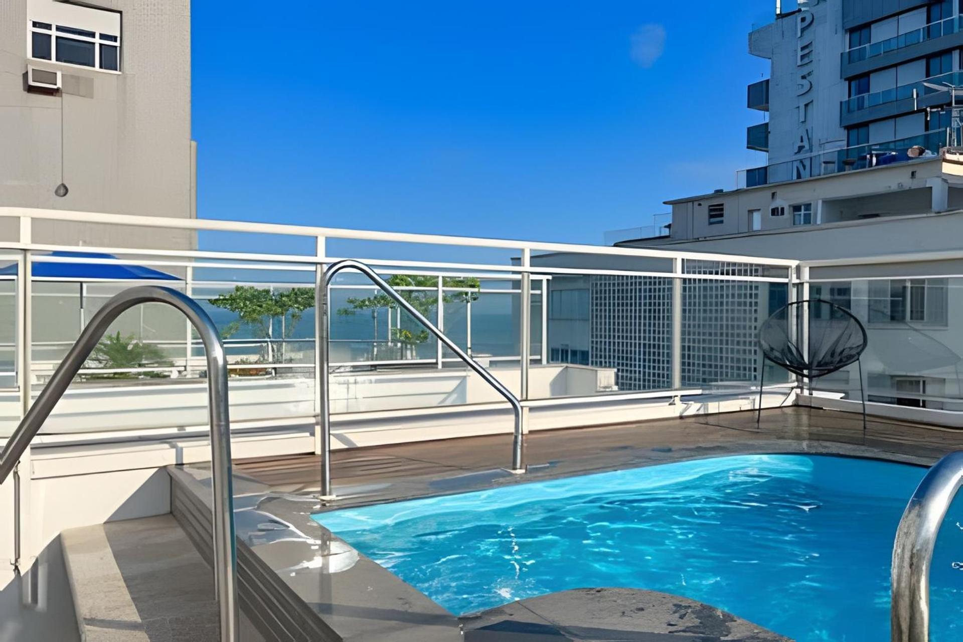HR.165 - One-suite apartment for rent in Copacabana, with a pool and sea views on the terrace