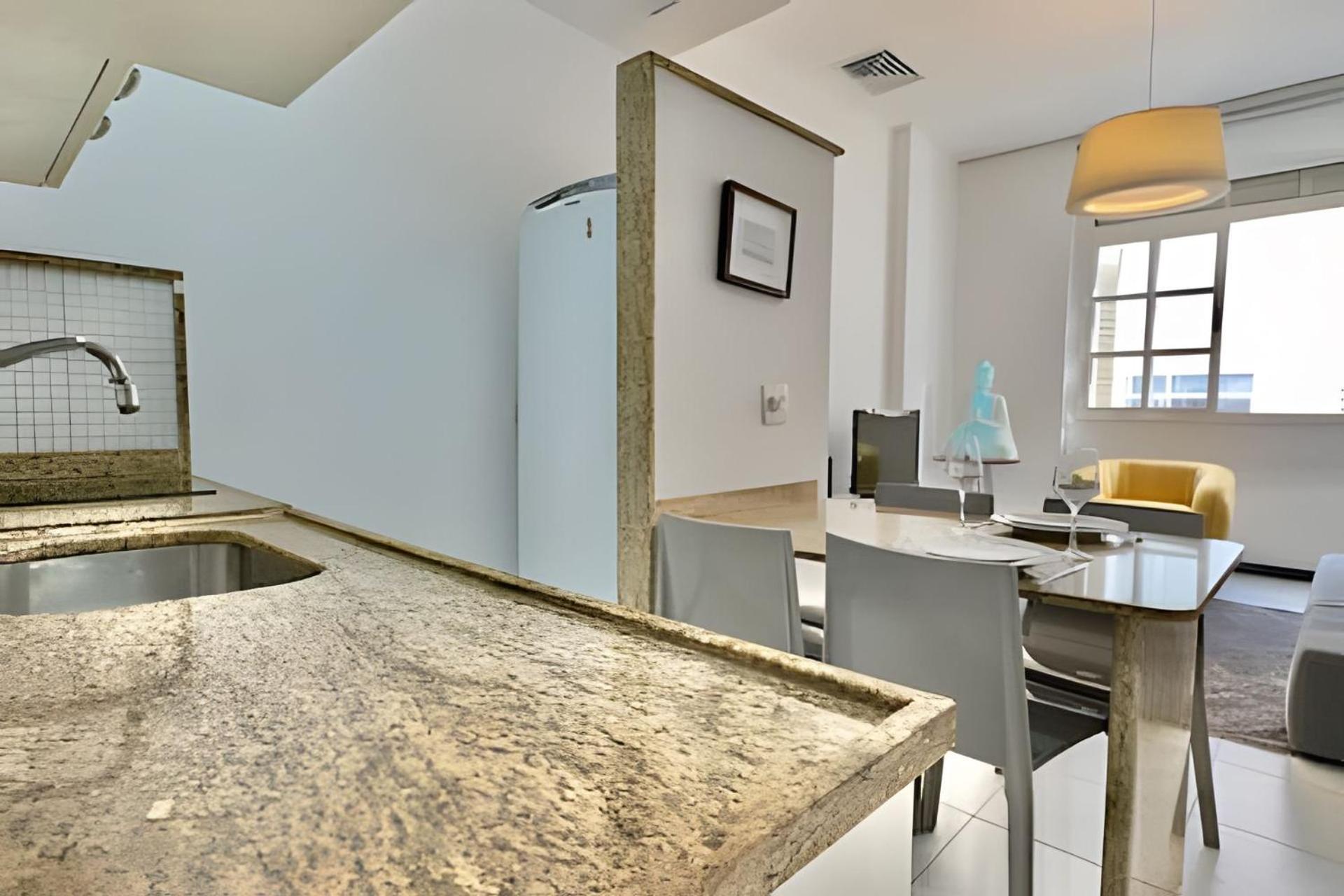 HR.165 - One-suite apartment for rent in Copacabana, with a pool and sea views on the terrace