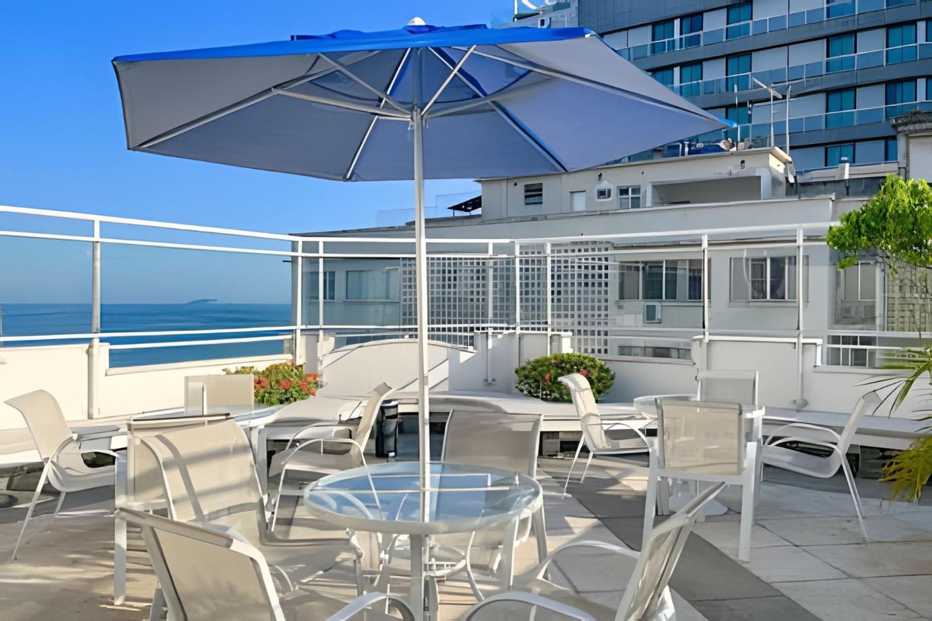 HR.165 - One-suite apartment for rent in Copacabana, with a pool and sea views on the terrace
