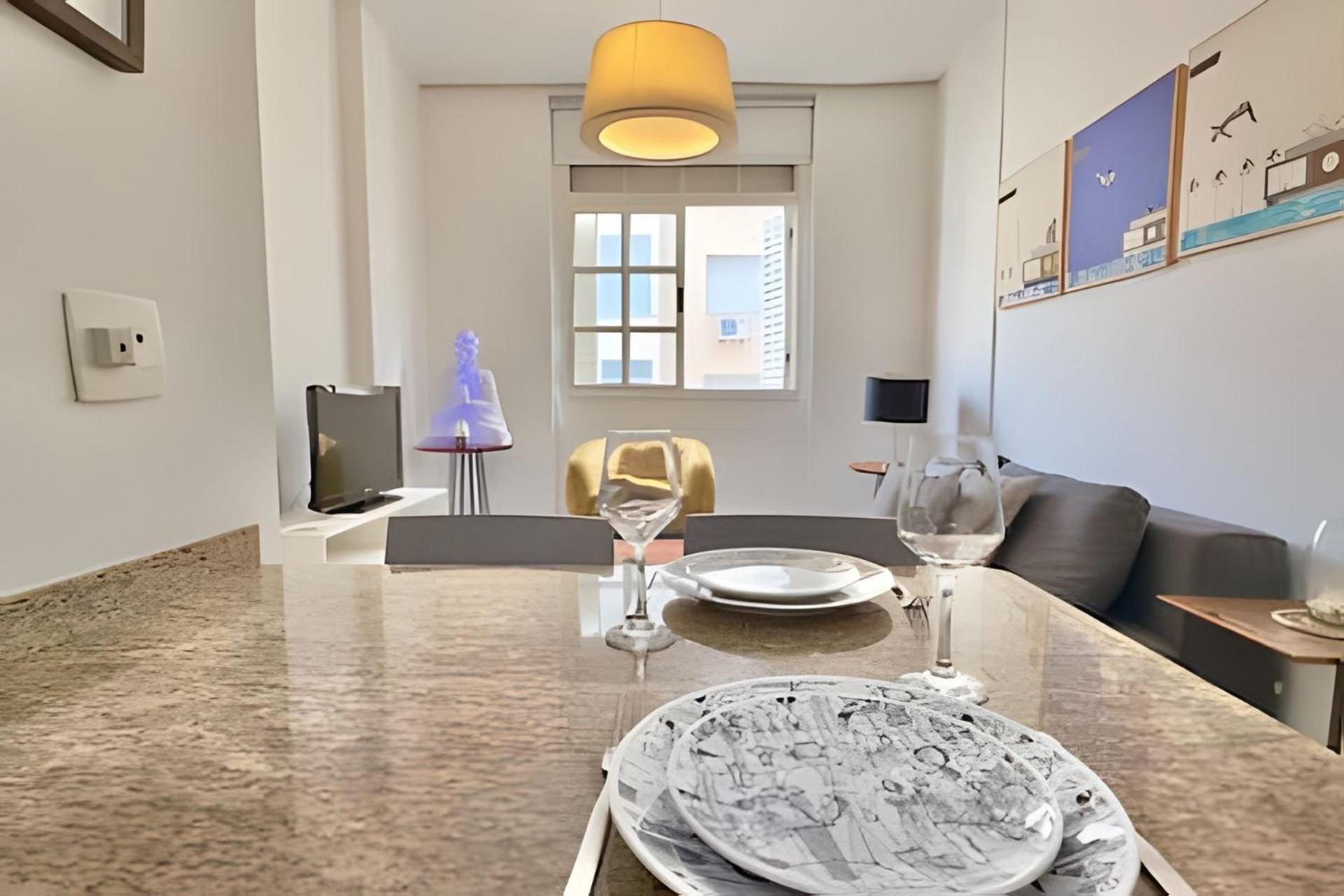 HR.165 - One-suite apartment for rent in Copacabana, with a pool and sea views on the terrace
