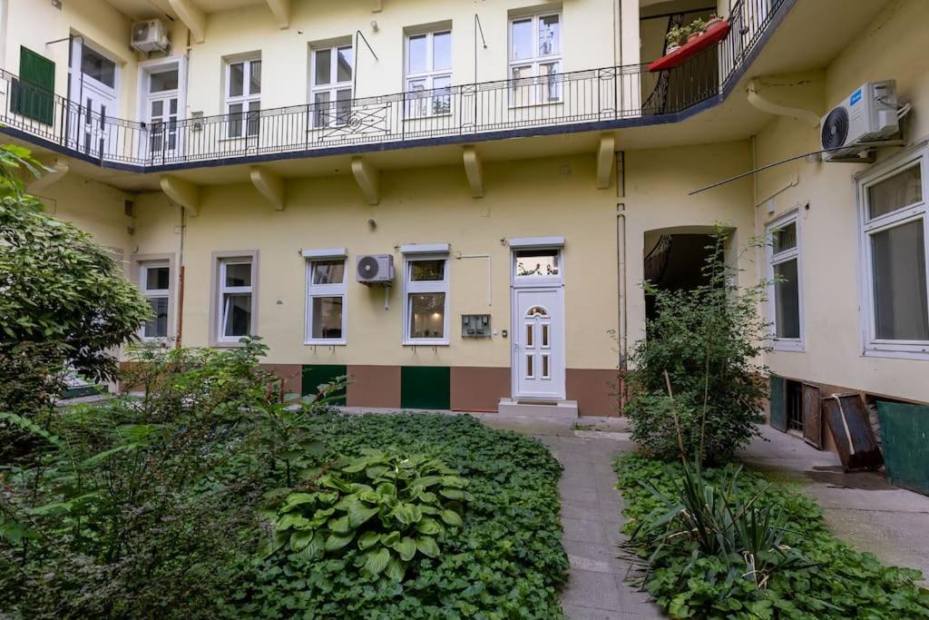 Venus Apartments - Broadway II