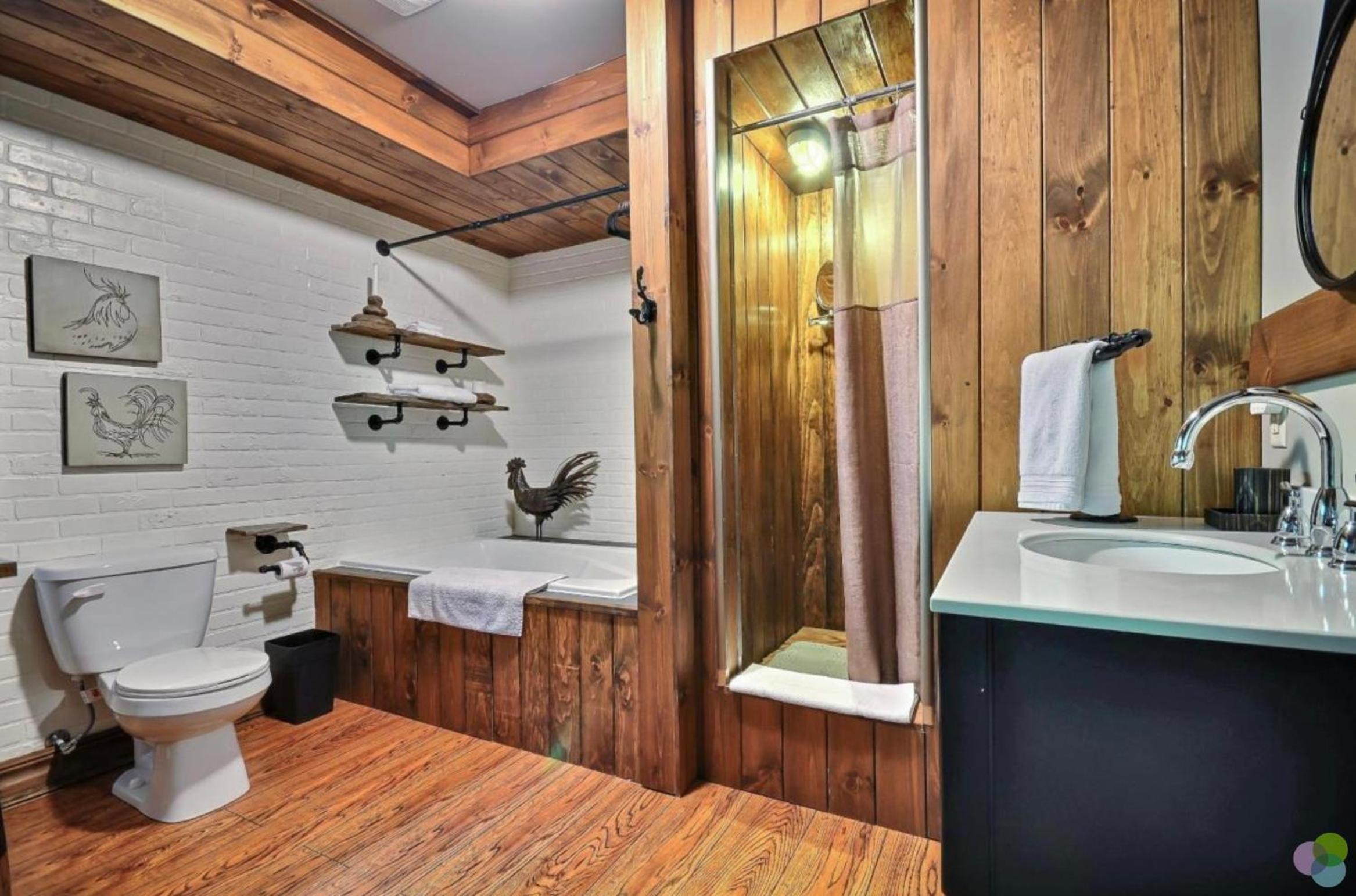 Peaceful Log-Style Chalet with hot tub
