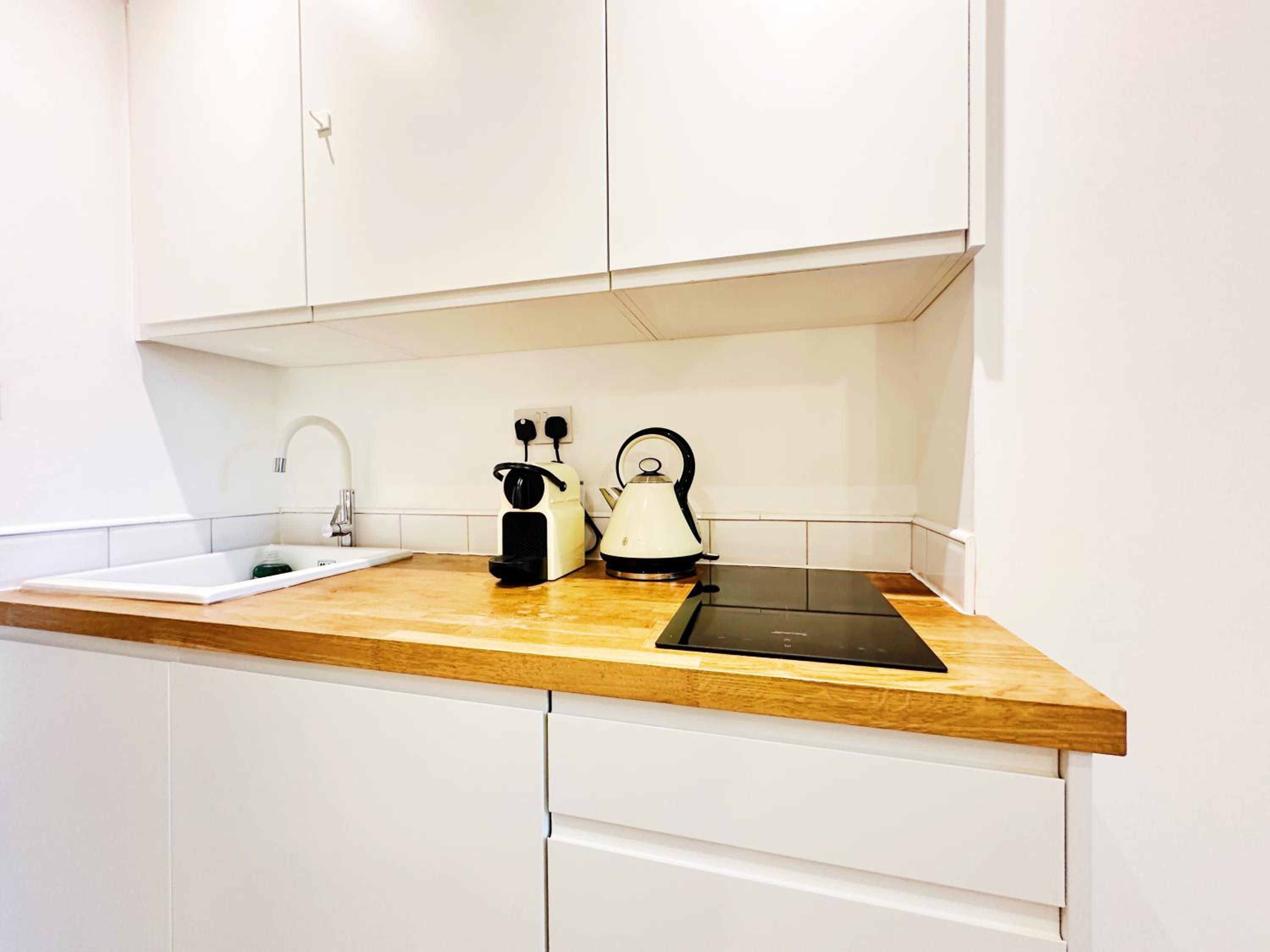 Hotel boutique style studio with Kitchen, Huge Shower, King bed