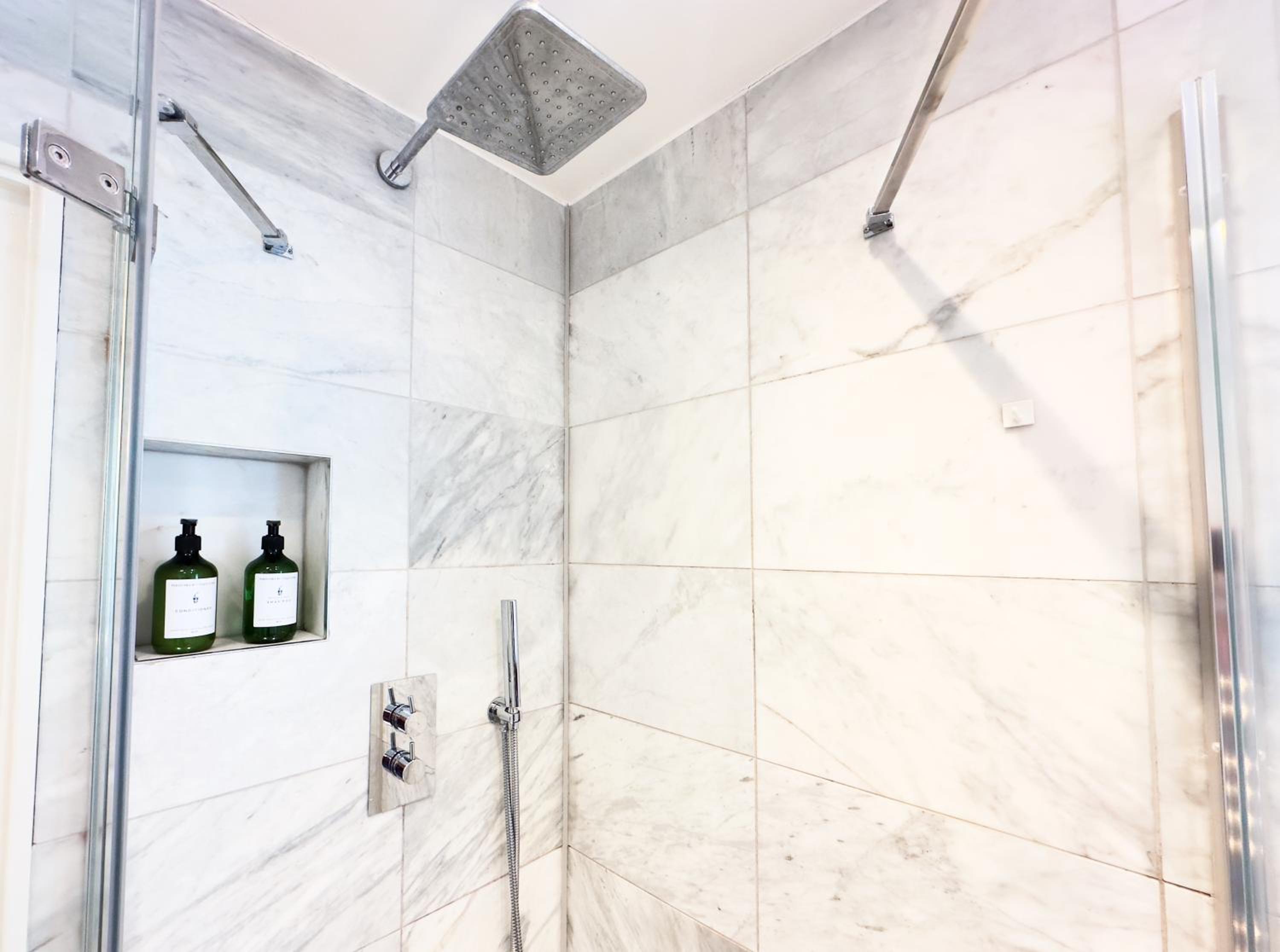 Hotel boutique style studio with Kitchen, Huge Shower, King bed