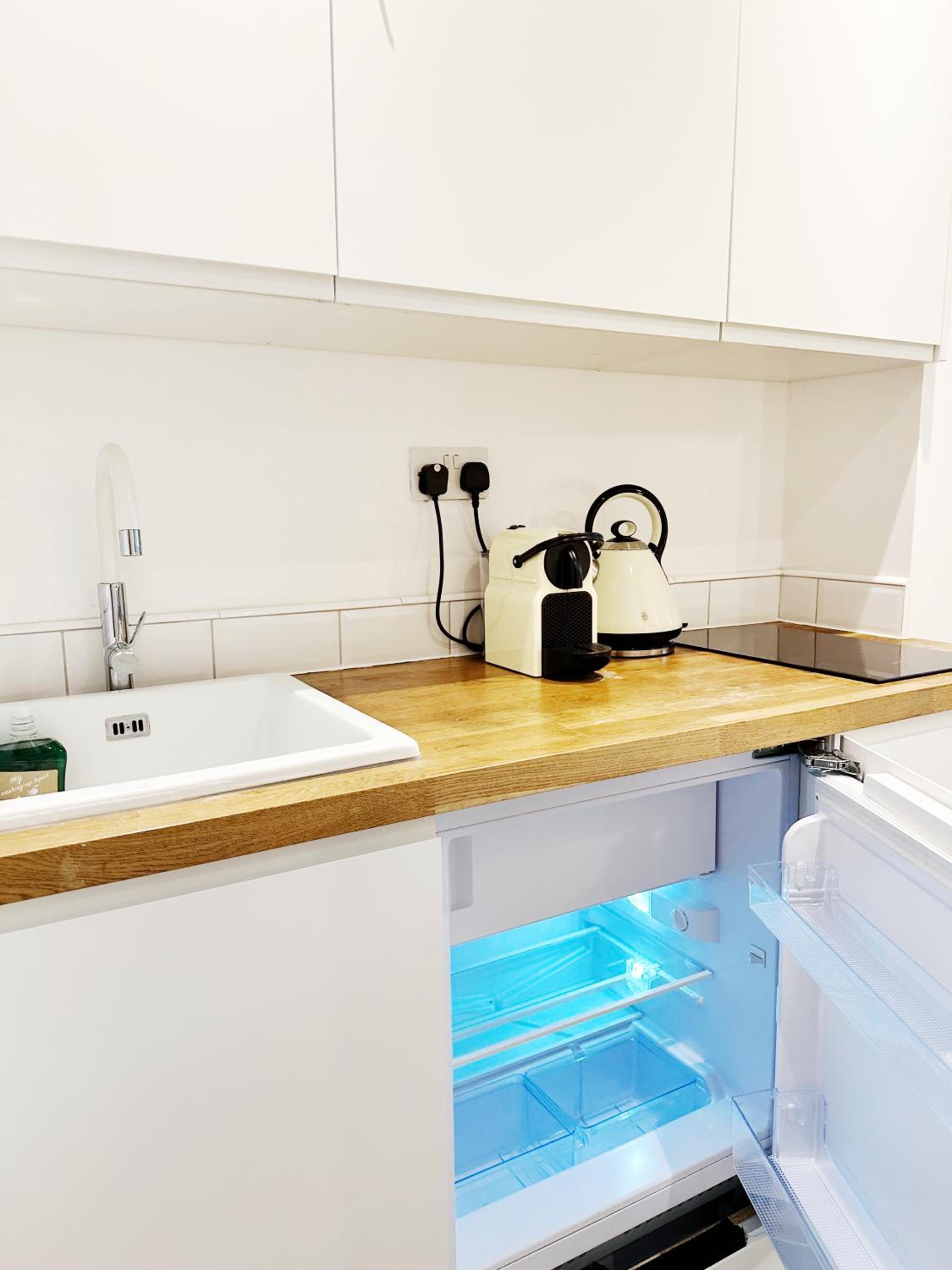 Hotel boutique style studio with Kitchen, Huge Shower, King bed