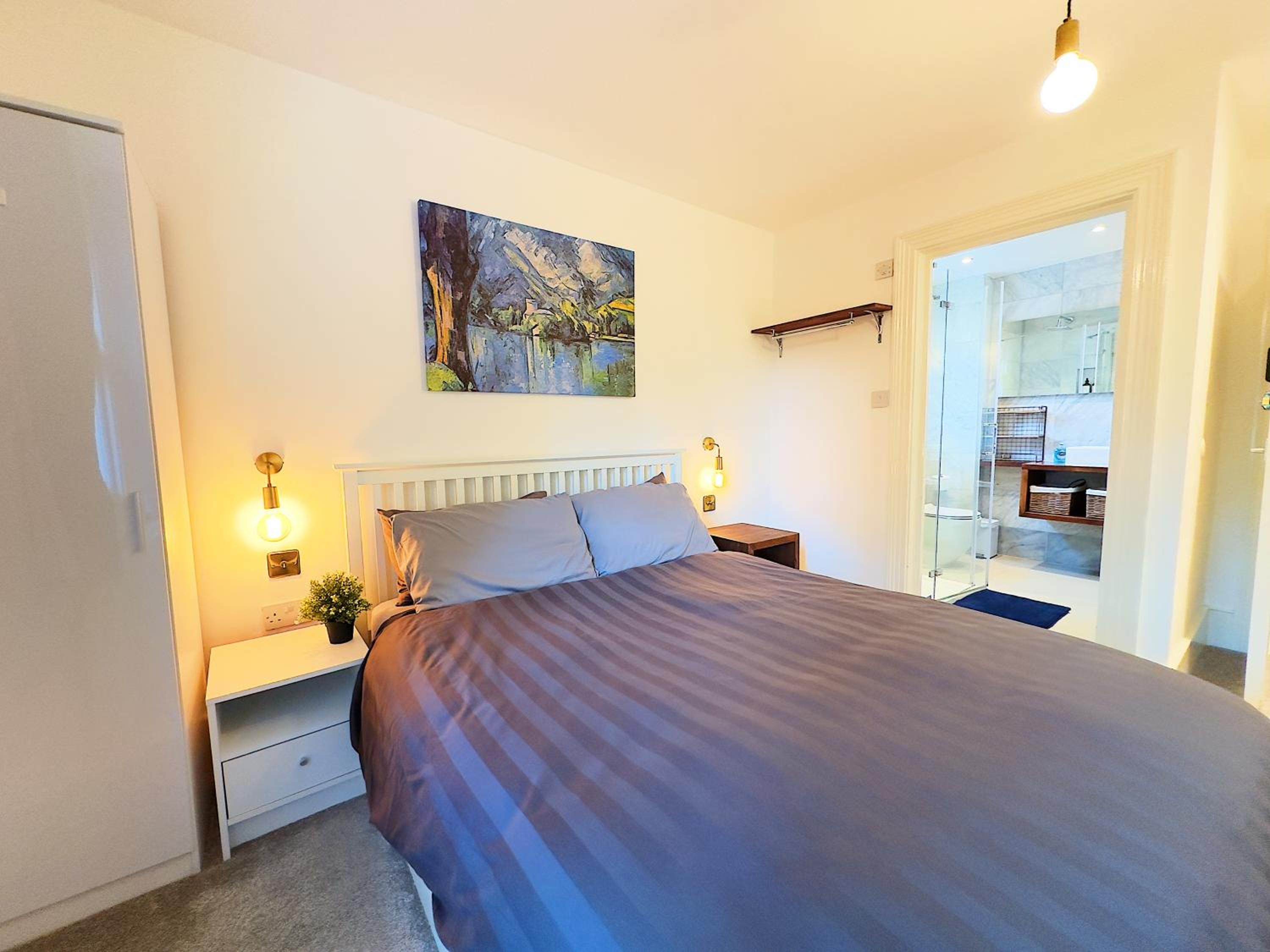 Hotel boutique style studio with Kitchen, Huge Shower, King bed