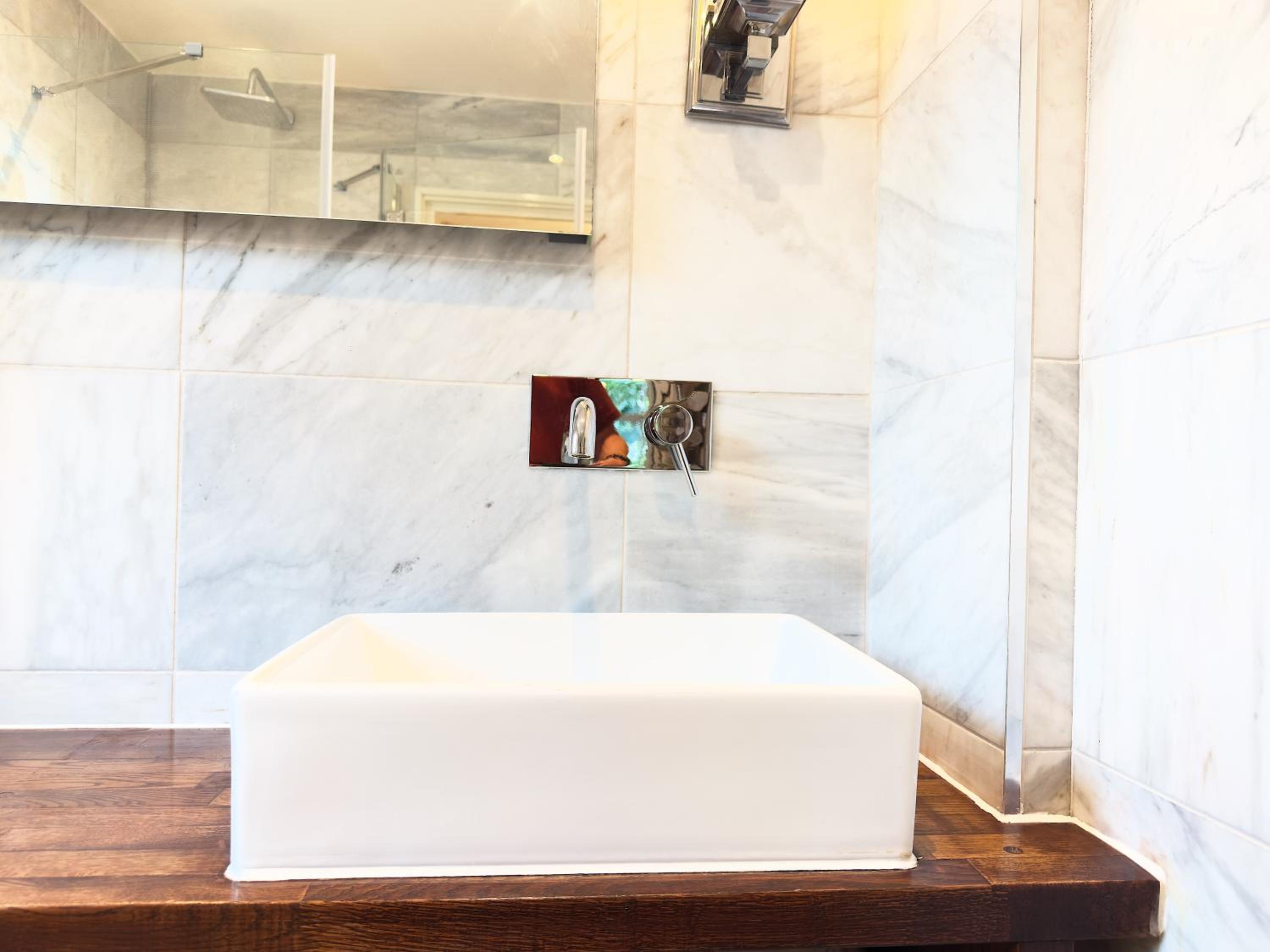 Hotel boutique style studio with Kitchen, Huge Shower, King bed