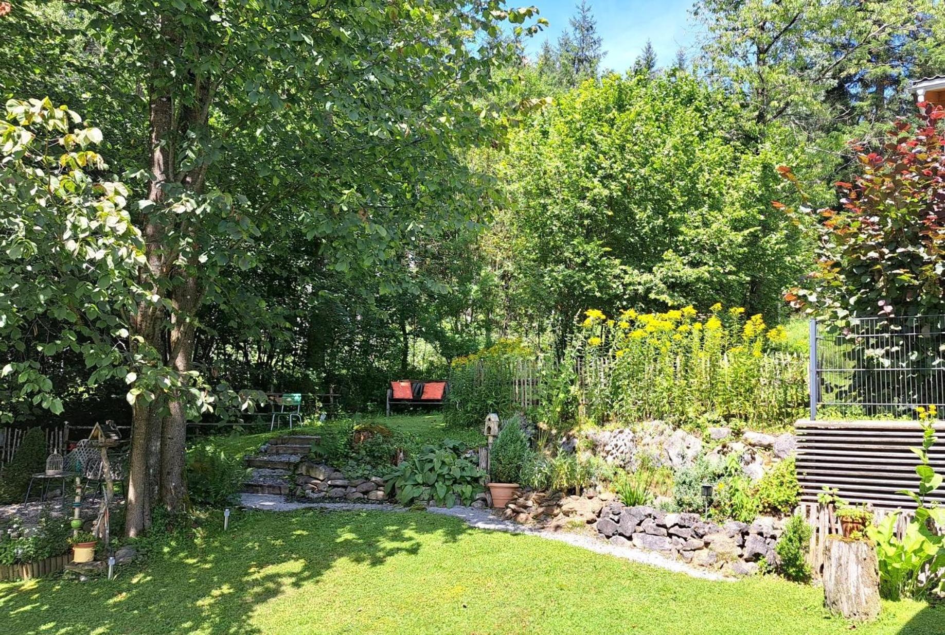 Ferienhaus Lechner am Waldrand mit Sauna, Bergblick und Naturgarten