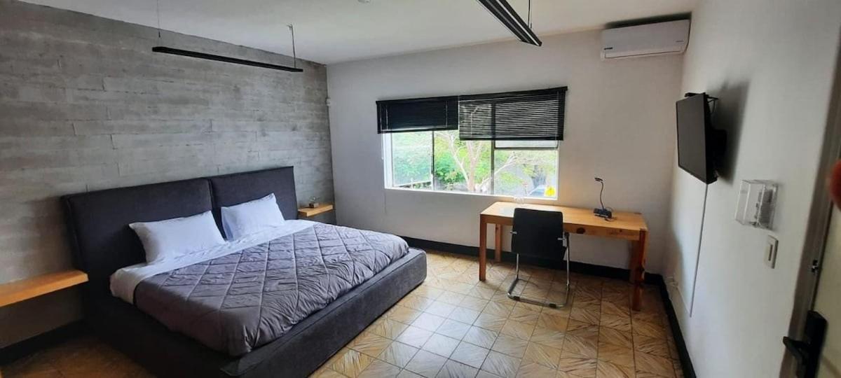 Habitaciones privadas con baño propio en una zona segura y céntrica de Guadalajara.
