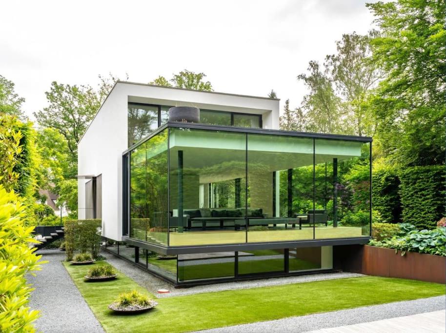 Luxurious 1000m2 Villa with Garden and Pool