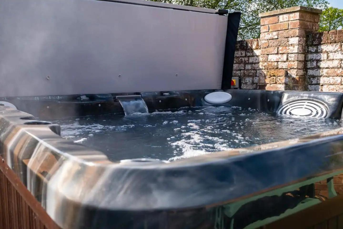 The Oaks Barn - A Countryside Luxury Rural Escape with Hot tub & Fire Pit! Tranquil Group Retreat - Sleeps 8, Pet Friendly & Off road Parking - By Blue Puf view 3