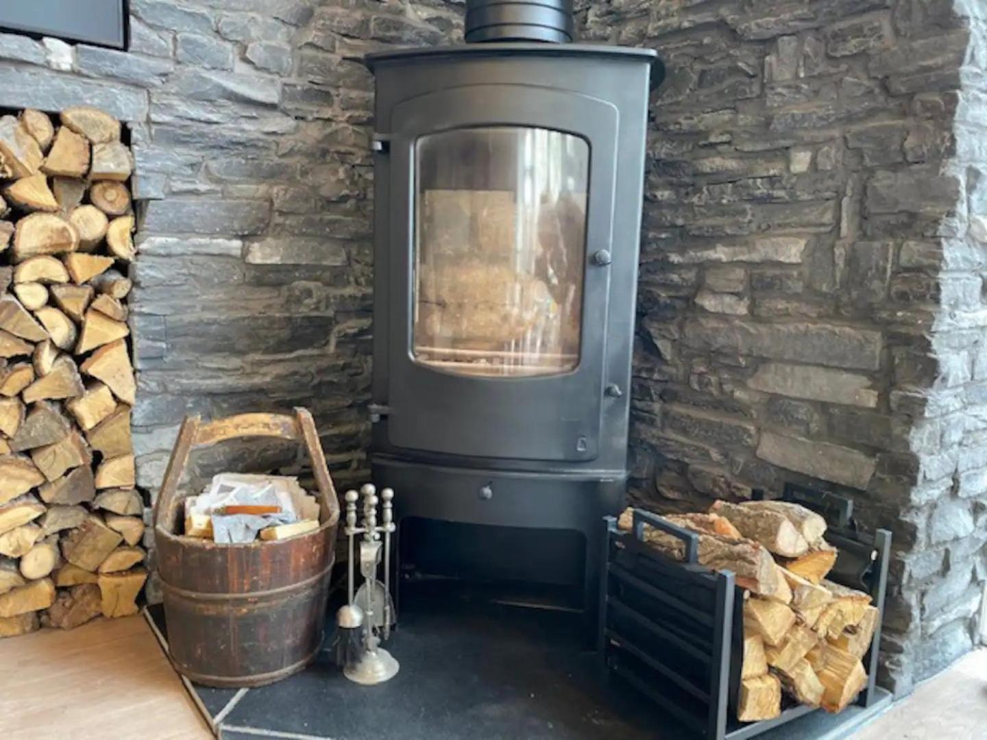 The Oaks Barn - A Countryside Luxury Rural Escape with Hot tub & Fire Pit! Tranquil Group Retreat - Sleeps 8, Pet Friendly & Off road Parking - By Blue Puf view 5
