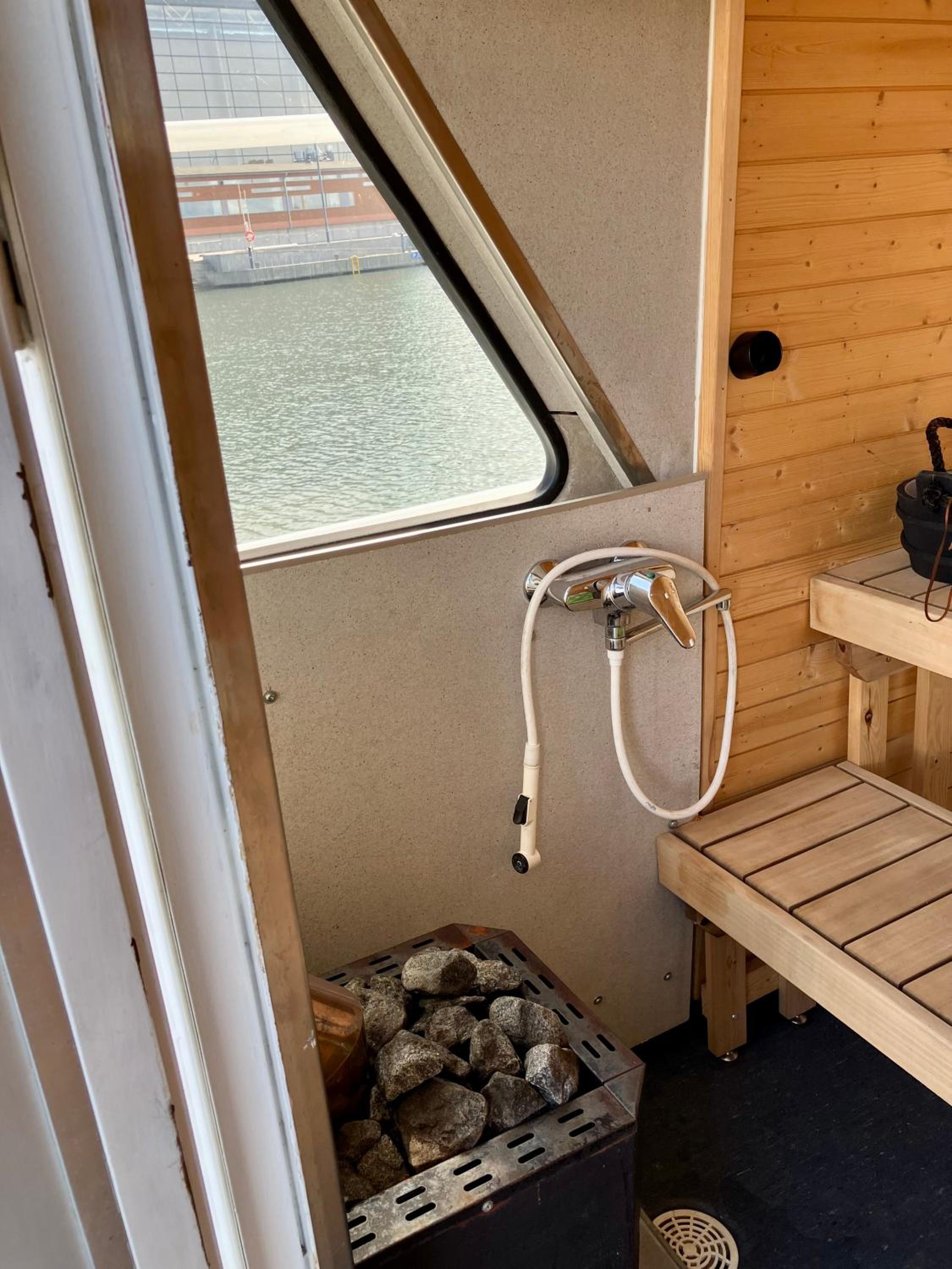 Tyylikäs jahti Vääksyn kanavan lähellä