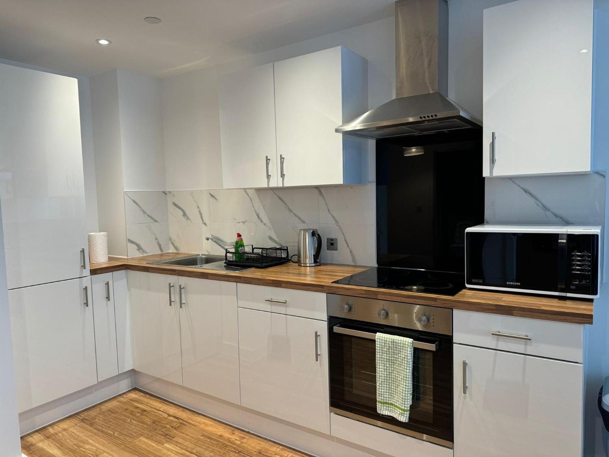 Penthouse height Flat, City View Balcony, Quiet, Free Wifi, Gym & More Minimalistic Home view 4
