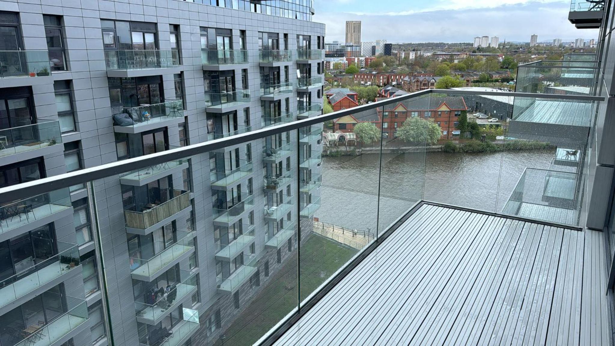 Penthouse height Flat, City View Balcony, Quiet, Free Wifi, Gym & More Minimalistic Home view 3