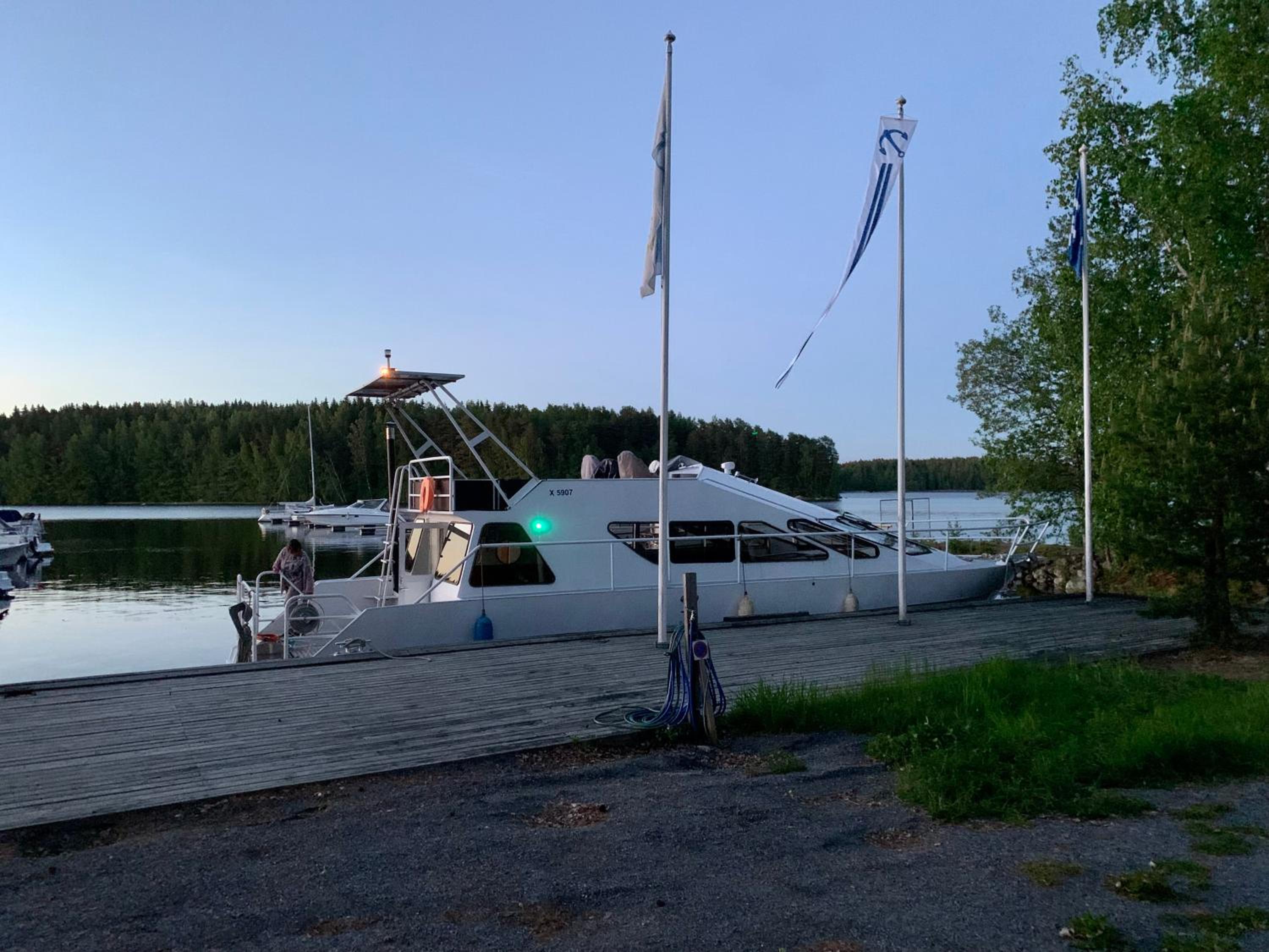 Tyylikäs jahti Vääksyn kanavan lähellä