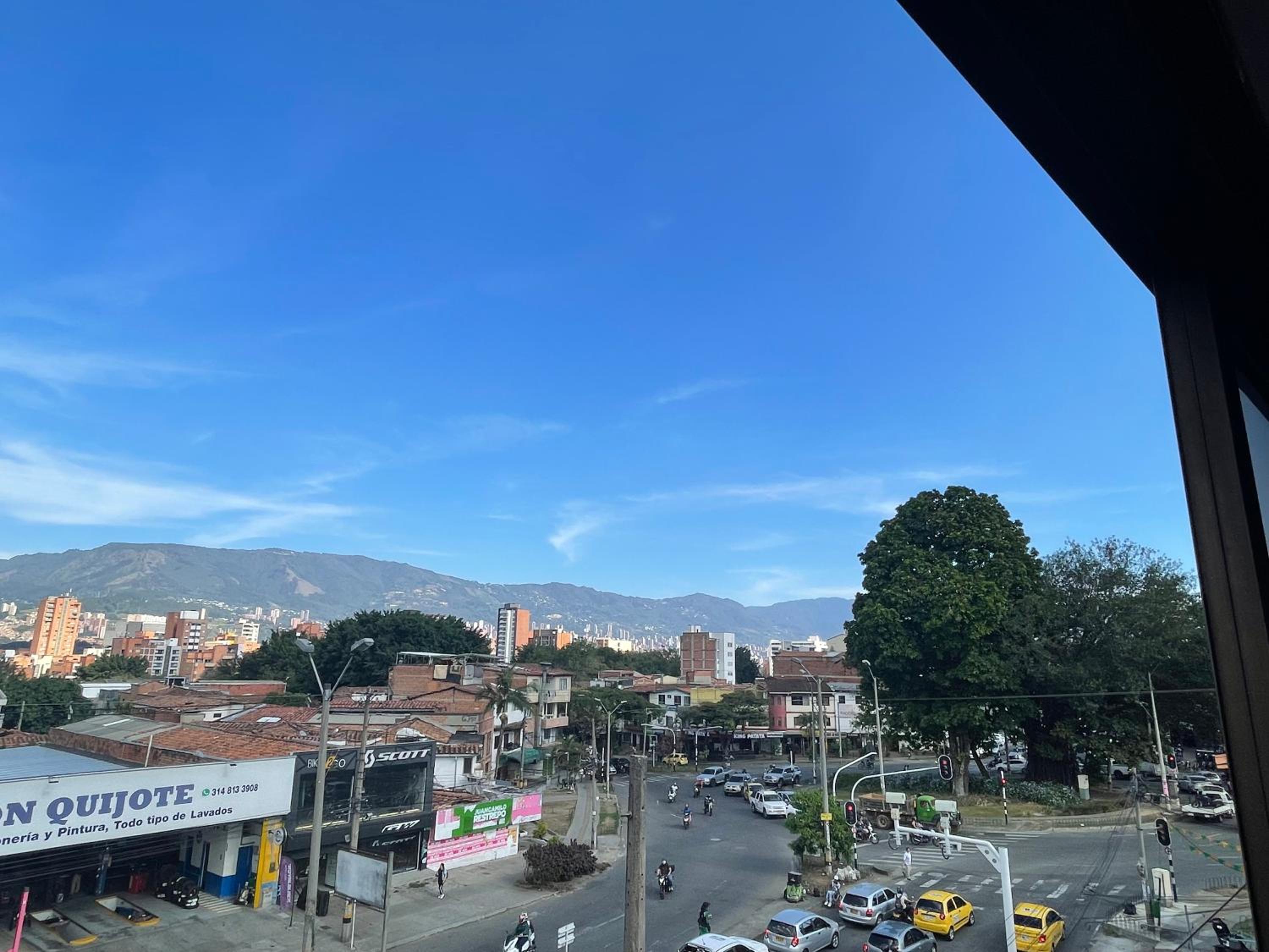 Apartamento amplio en laureles, excelente ubicación, 3 alcobas 403