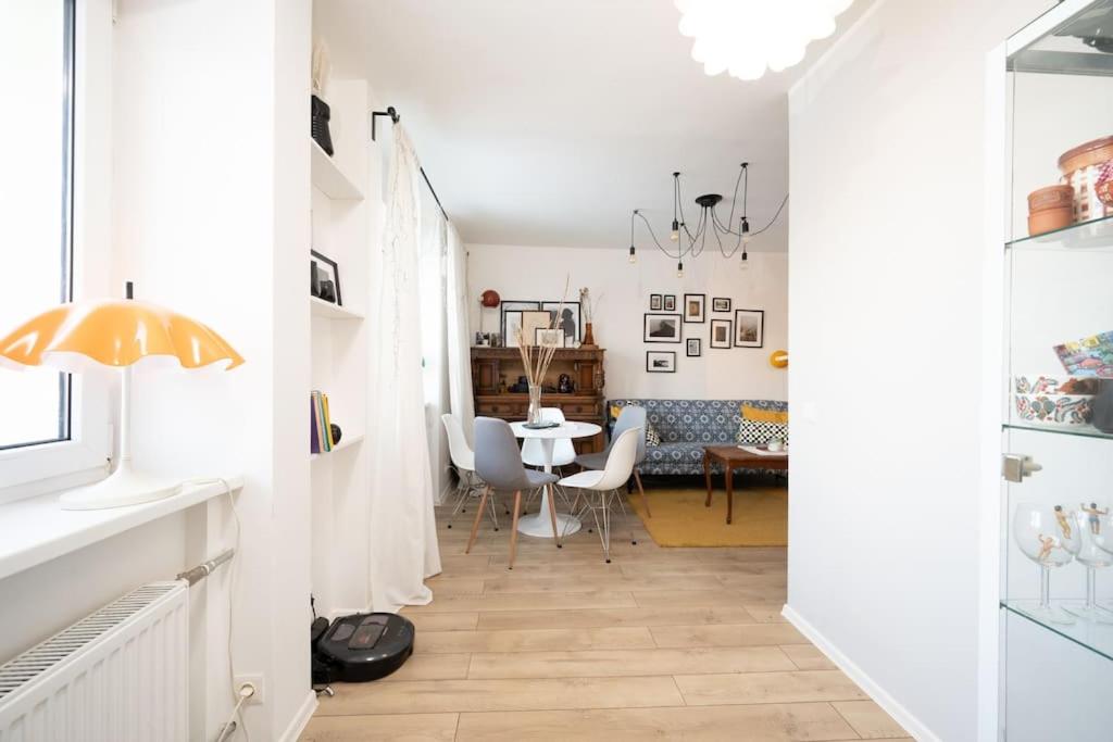 Cozy & artsy apartment, dedicated office room & walk-in closet! view 2