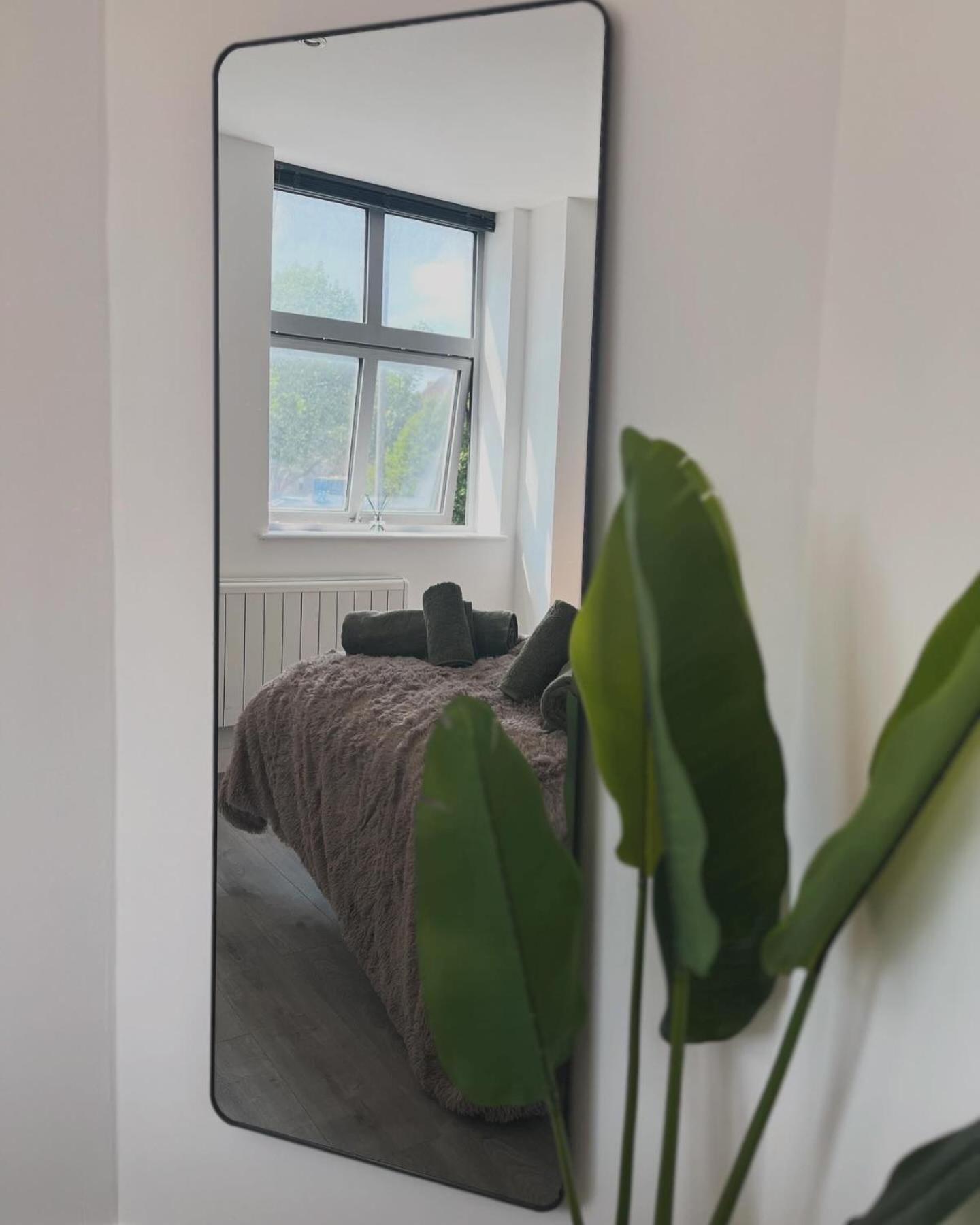 Stylish Groovy Central King Suite - Fast WiFi, Free Gym Access, Work Desk view 4