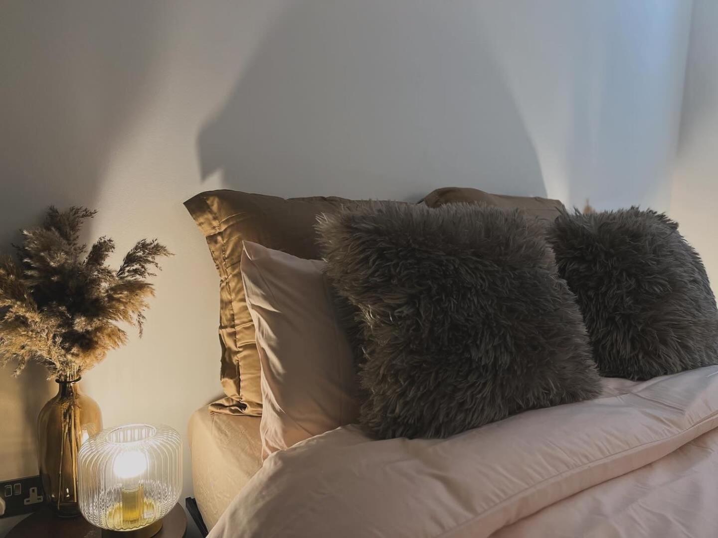 Stylish Groovy Central King Suite - Fast WiFi, Free Gym Access, Work Desk view 2
