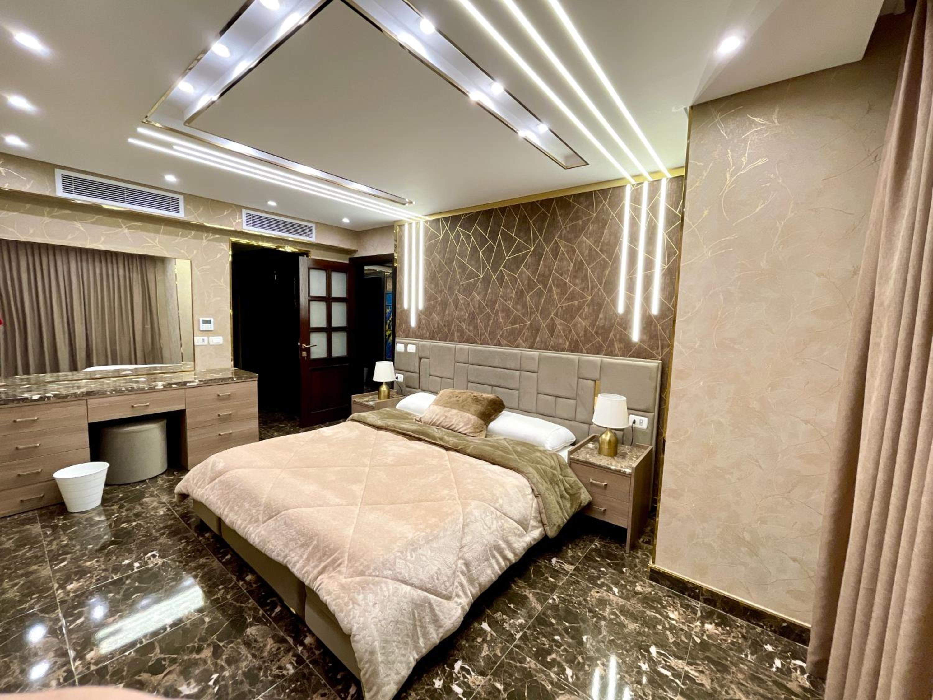 Direct on the Pool 3BR Luxury Apartment