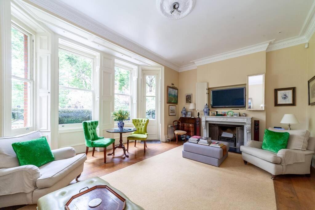 Elegant 2-Bedroom Flat in South Kensington, London