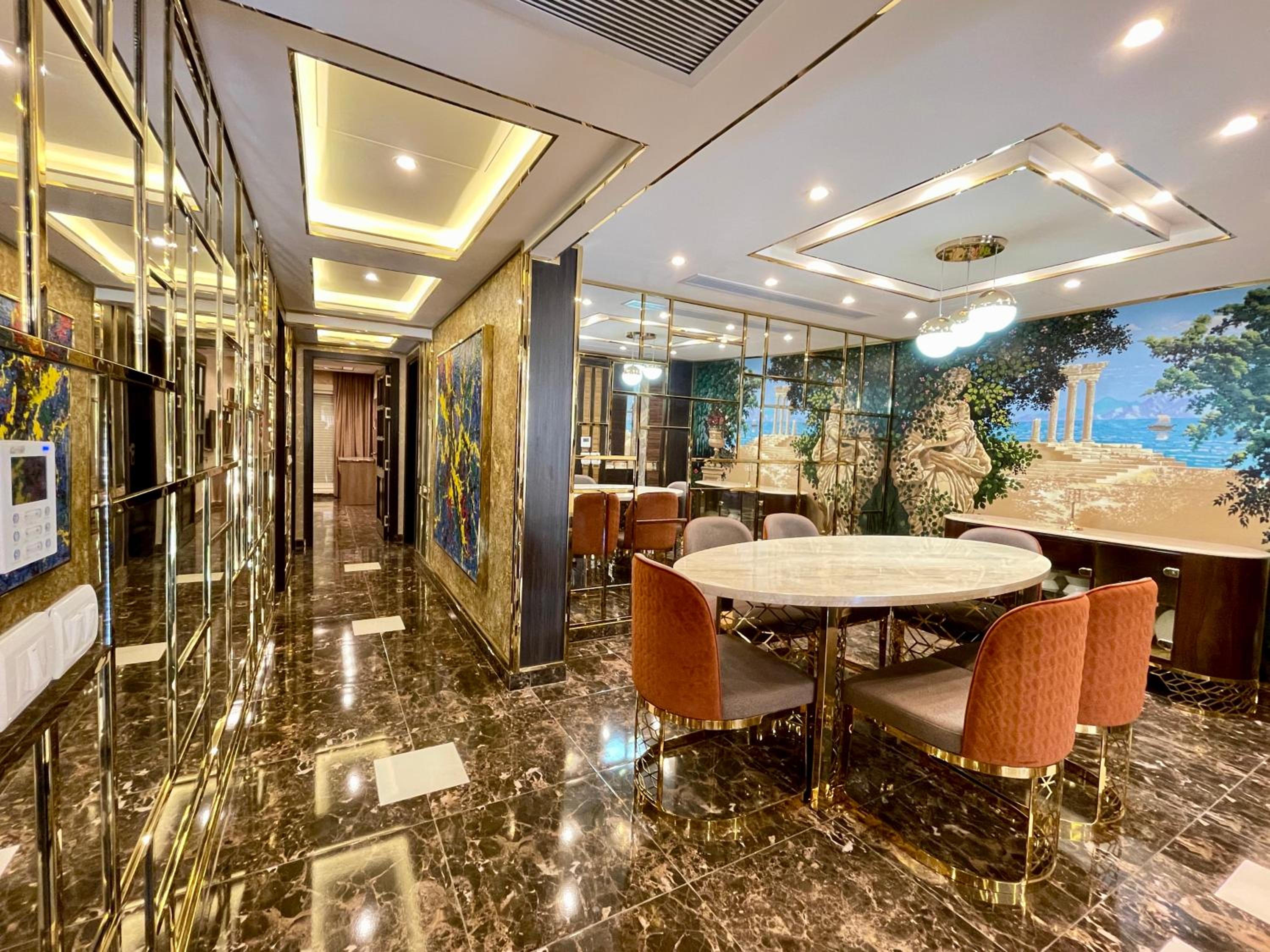 Direct on the Pool 3BR Luxury Apartment