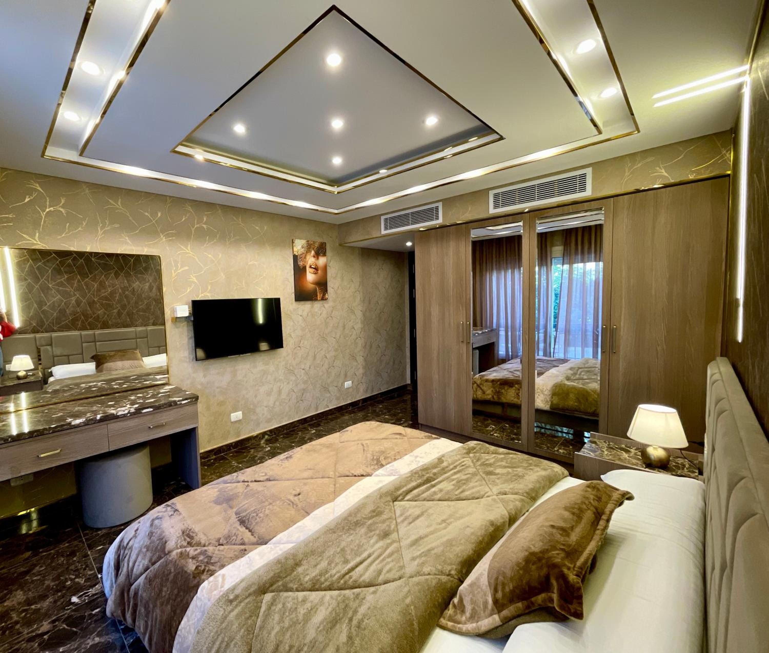 Direct on the Pool 3BR Luxury Apartment