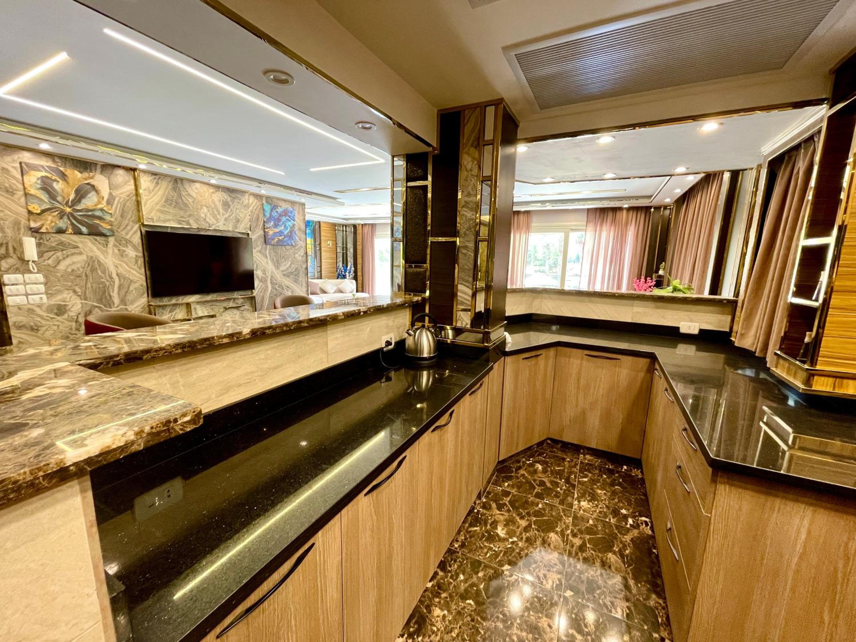 Direct on the Pool 3BR Luxury Apartment