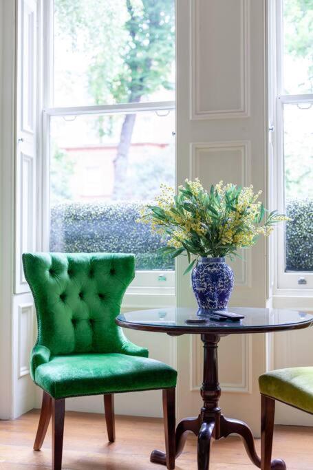 Elegant 2-Bedroom Flat in South Kensington, London