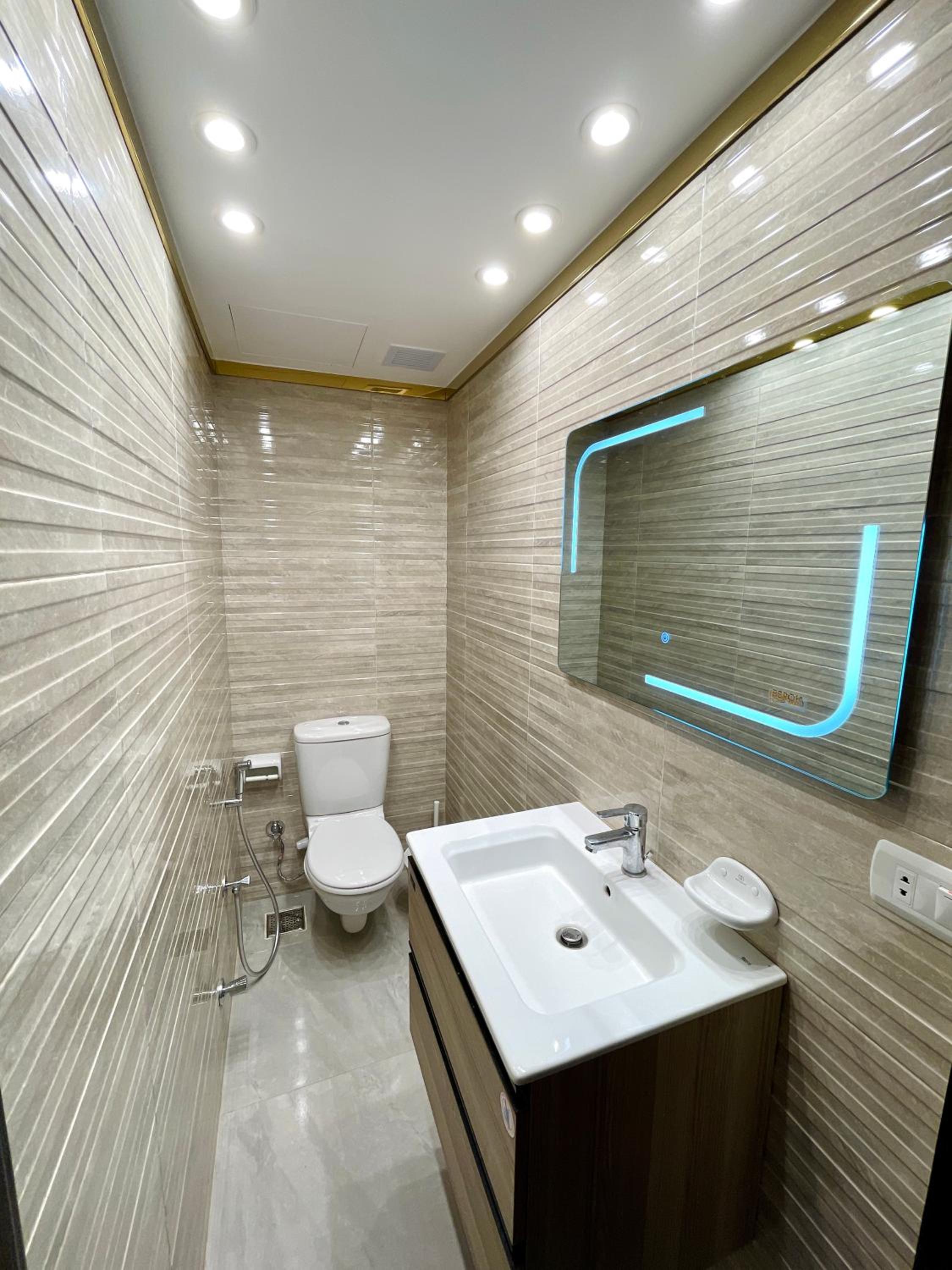 Direct on the Pool 3BR Luxury Apartment