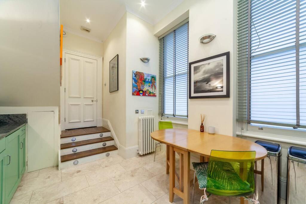 Elegant 2-Bedroom Flat in South Kensington, London