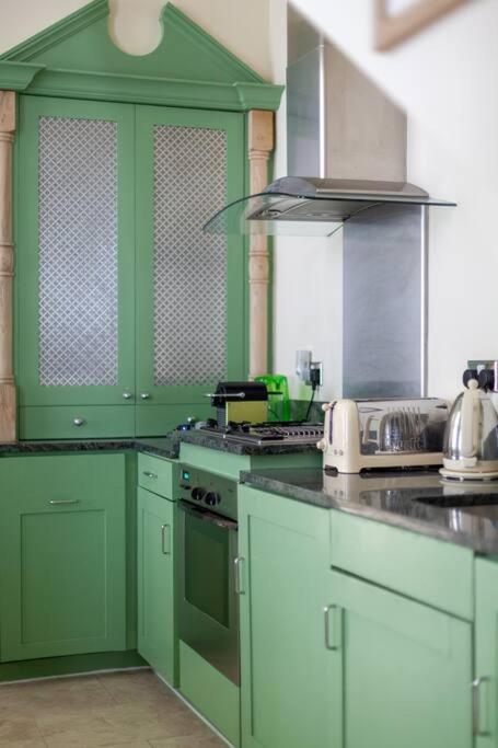 Elegant 2-Bedroom Flat in South Kensington, London