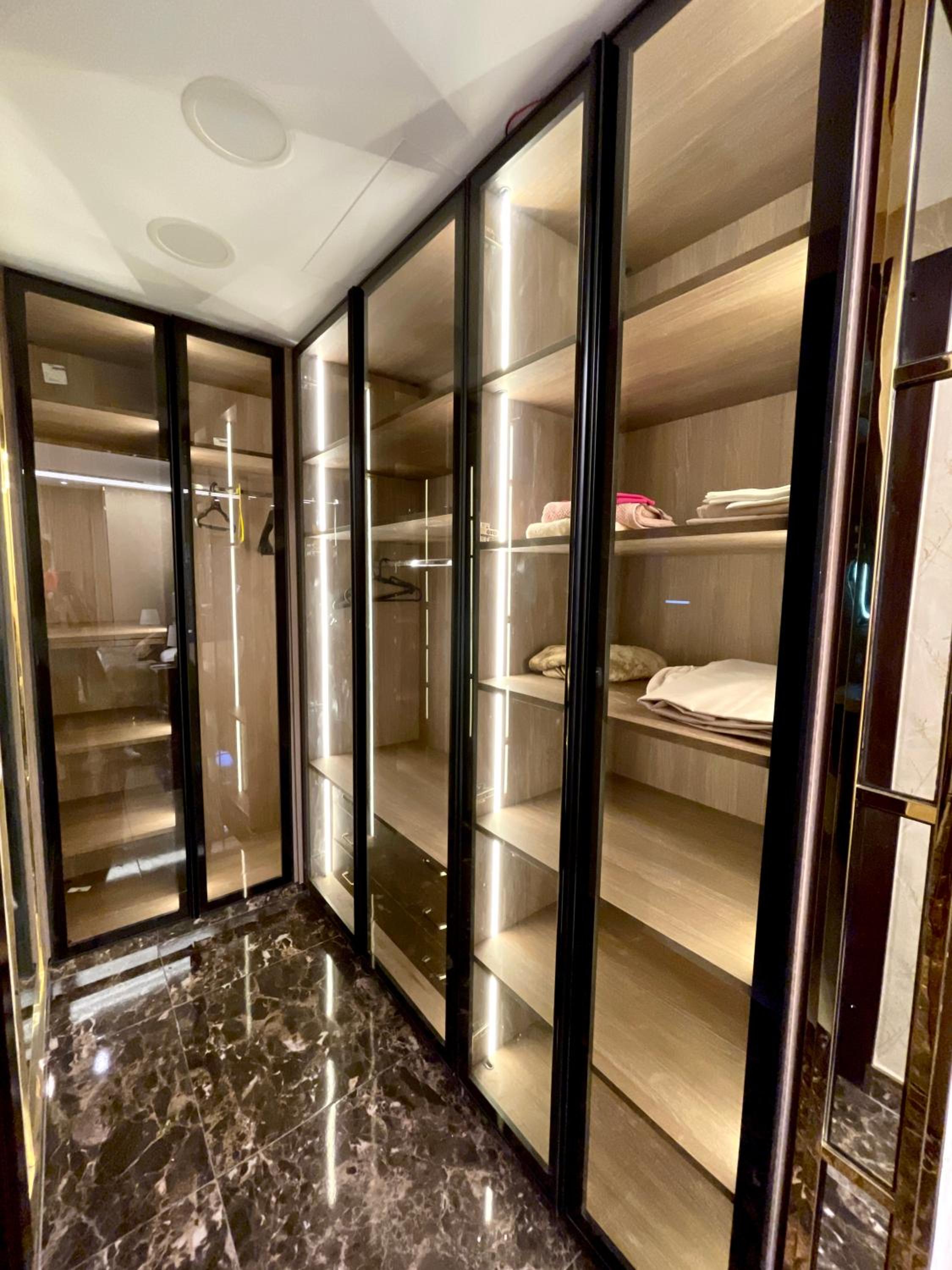Direct on the Pool 3BR Luxury Apartment