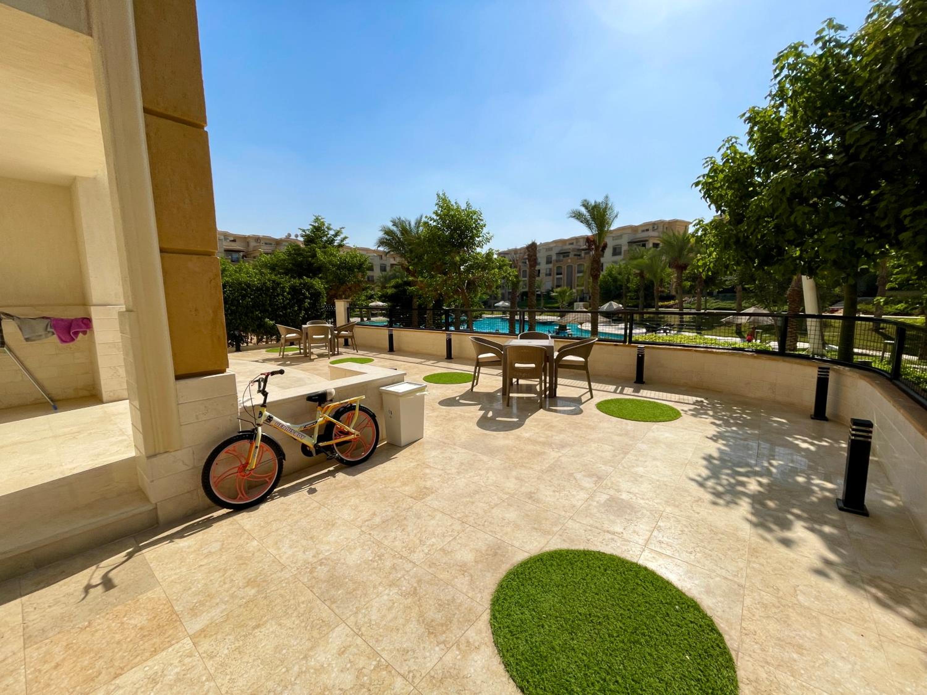 Direct on the Pool 3BR Luxury Apartment