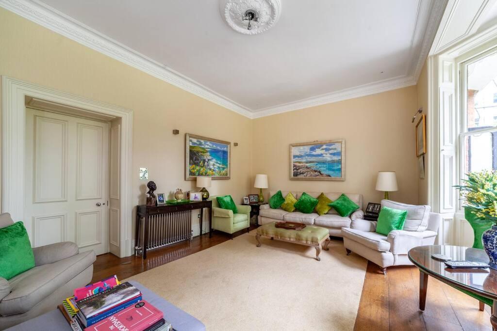 Elegant 2-Bedroom Flat in South Kensington, London